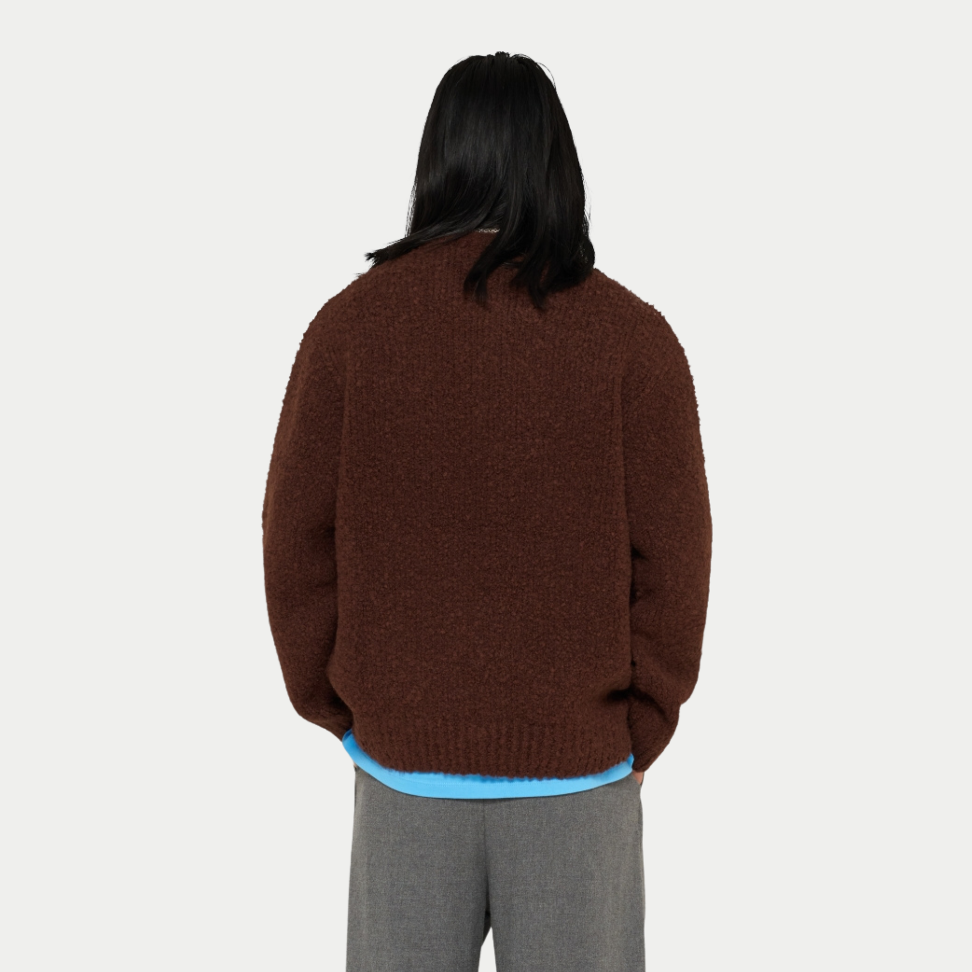 Pull Dun Edwin marron porté de dos, épaules tombantes et manches longues