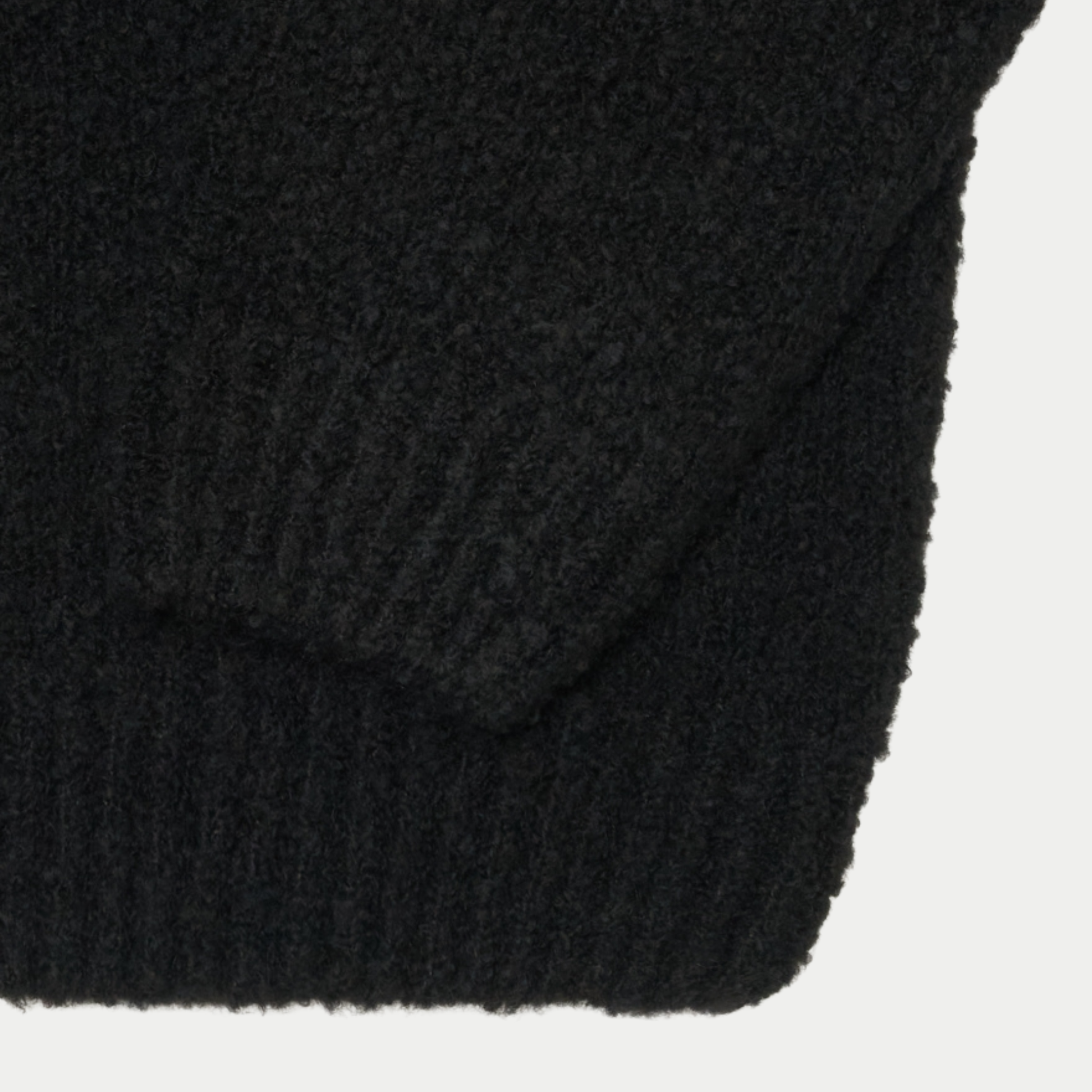 Détail du poignet côtelé et du bas de corps du pull Dun Edwin noir, maille bouclette duveteuse