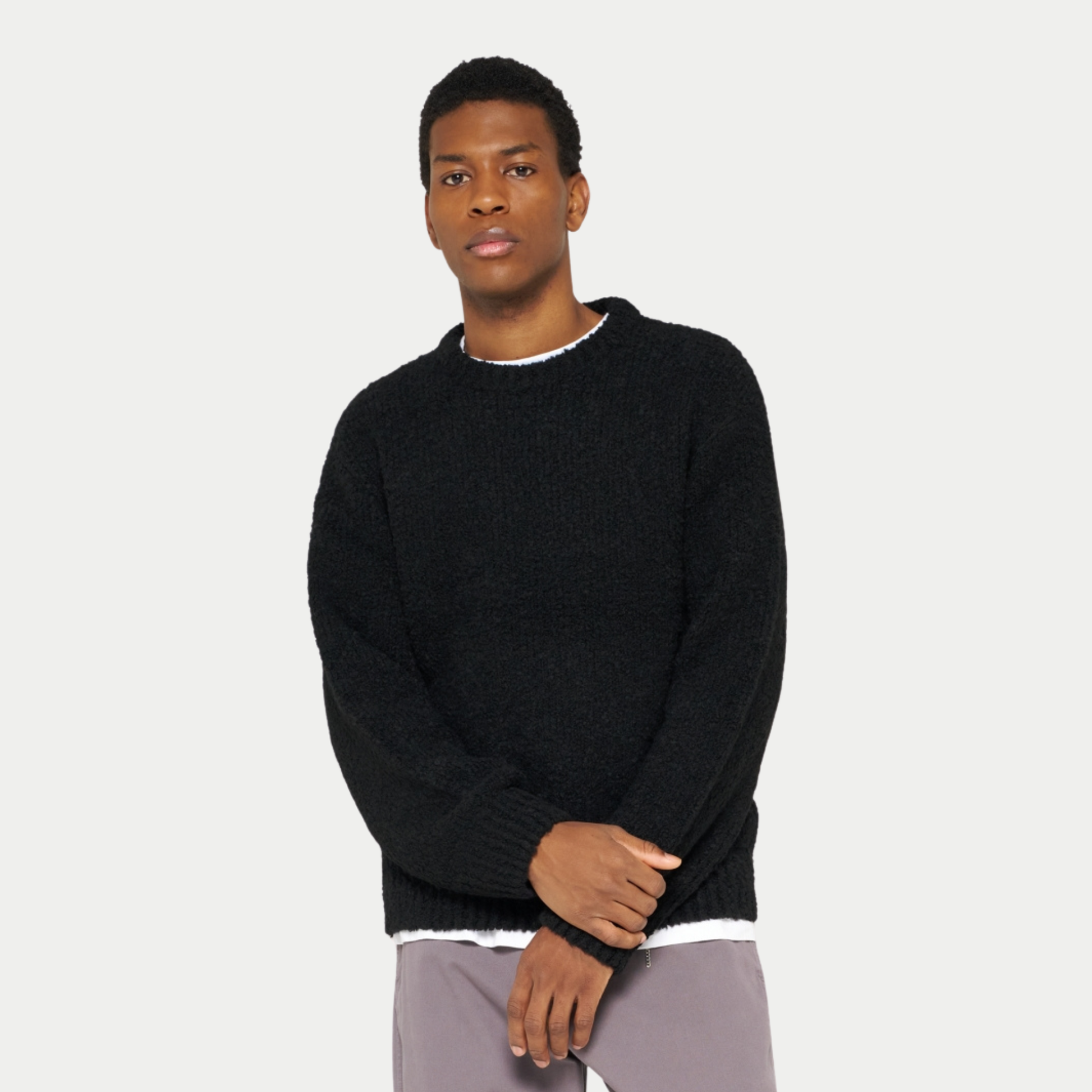 Pull Dun Edwin noir porté de face, coupe carrée et bord-côte à la taille