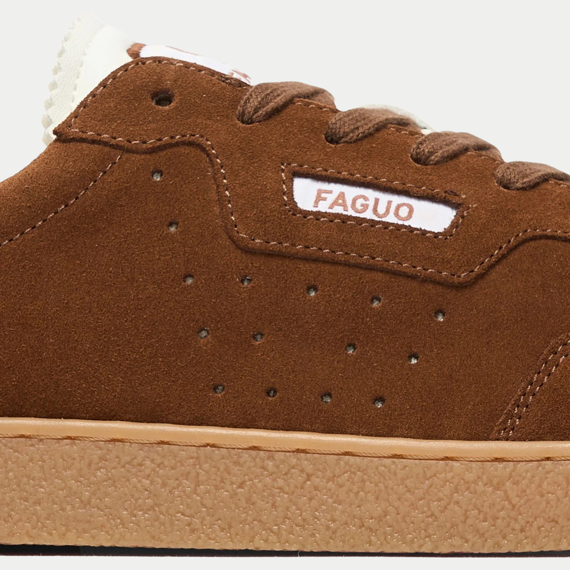 Baskets Lumbo camel Faguo, gros plan sur l’étiquette FAGUO cousue au flanc et le quartier perforé