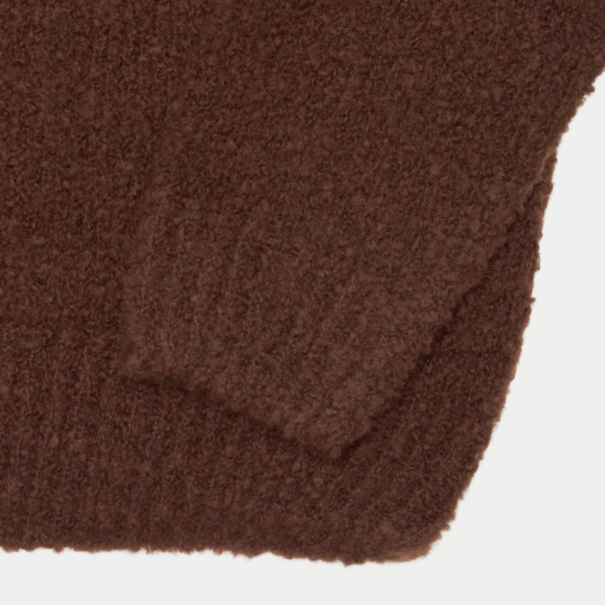 Détail du bas de manche et de l'ourlet du pull Dun Edwin marron, maille bouclette duveteuse