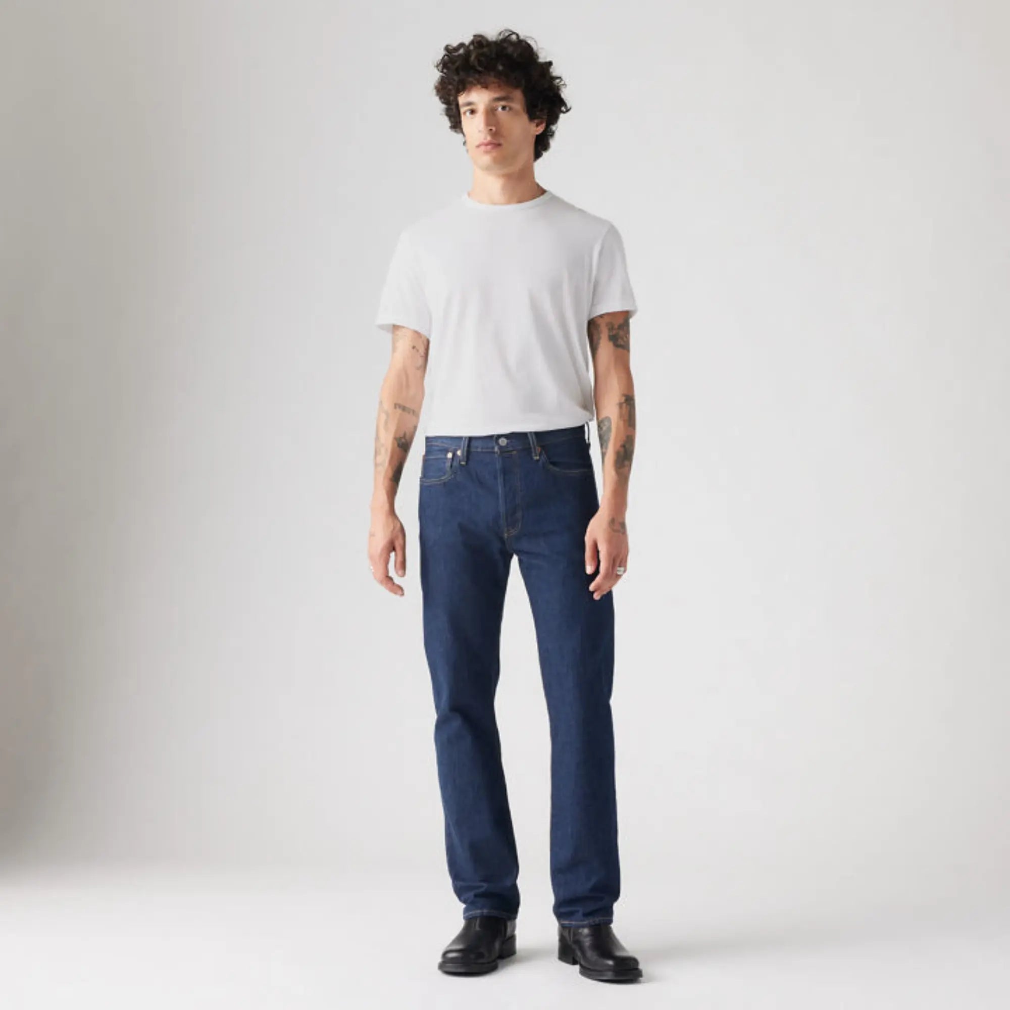 Jean Levi's 501 Original One Wash porté de face, coupe droite indigo foncé et t-shirt blanc