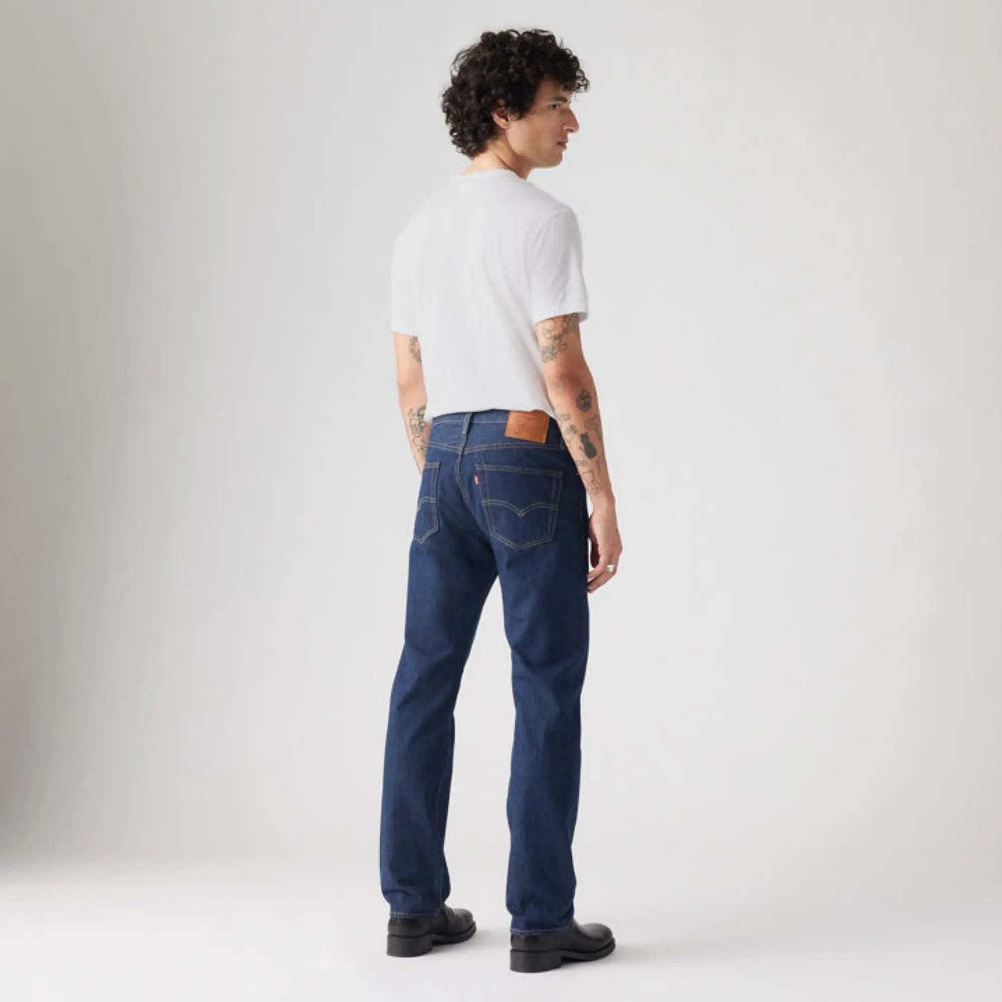 Jean Levi's 501 Original One Wash vu de dos, patch cuir et étiquette rouge Levi's sur la poche arrière