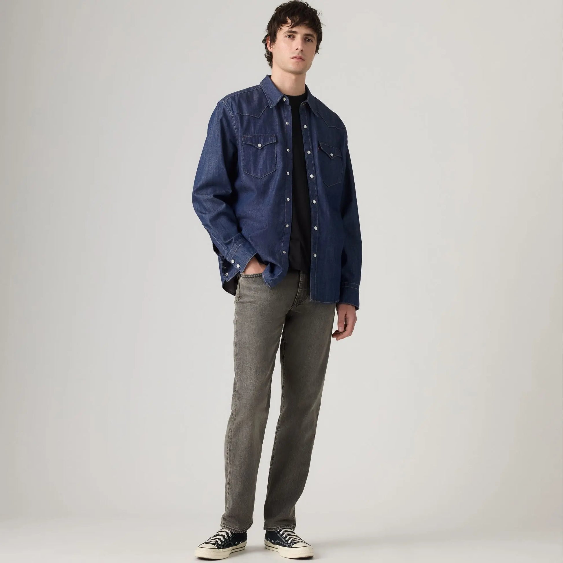 Jean Levi's 502 Taper Granite Shadow porté avec une surchemise en denim brut et des baskets montantes noires