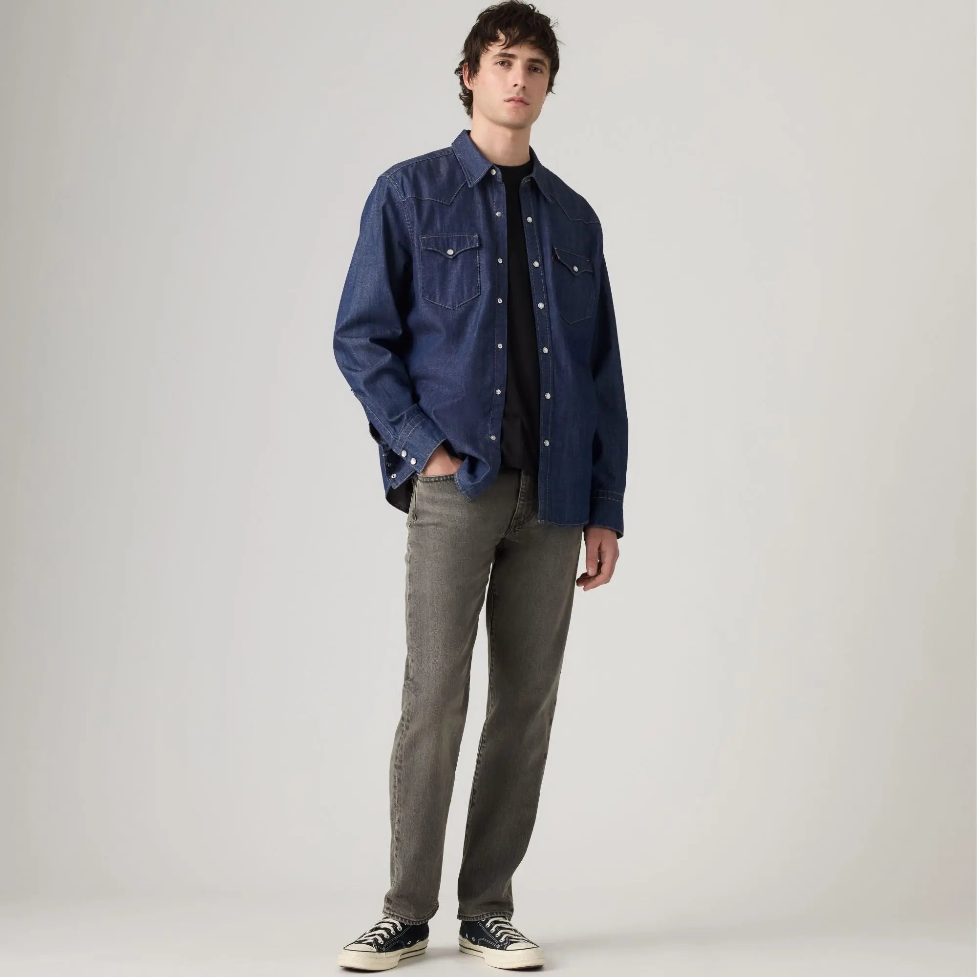 Jean Levi's 502 Taper Granite Shadow porté avec une surchemise en denim brut et des baskets montantes noires