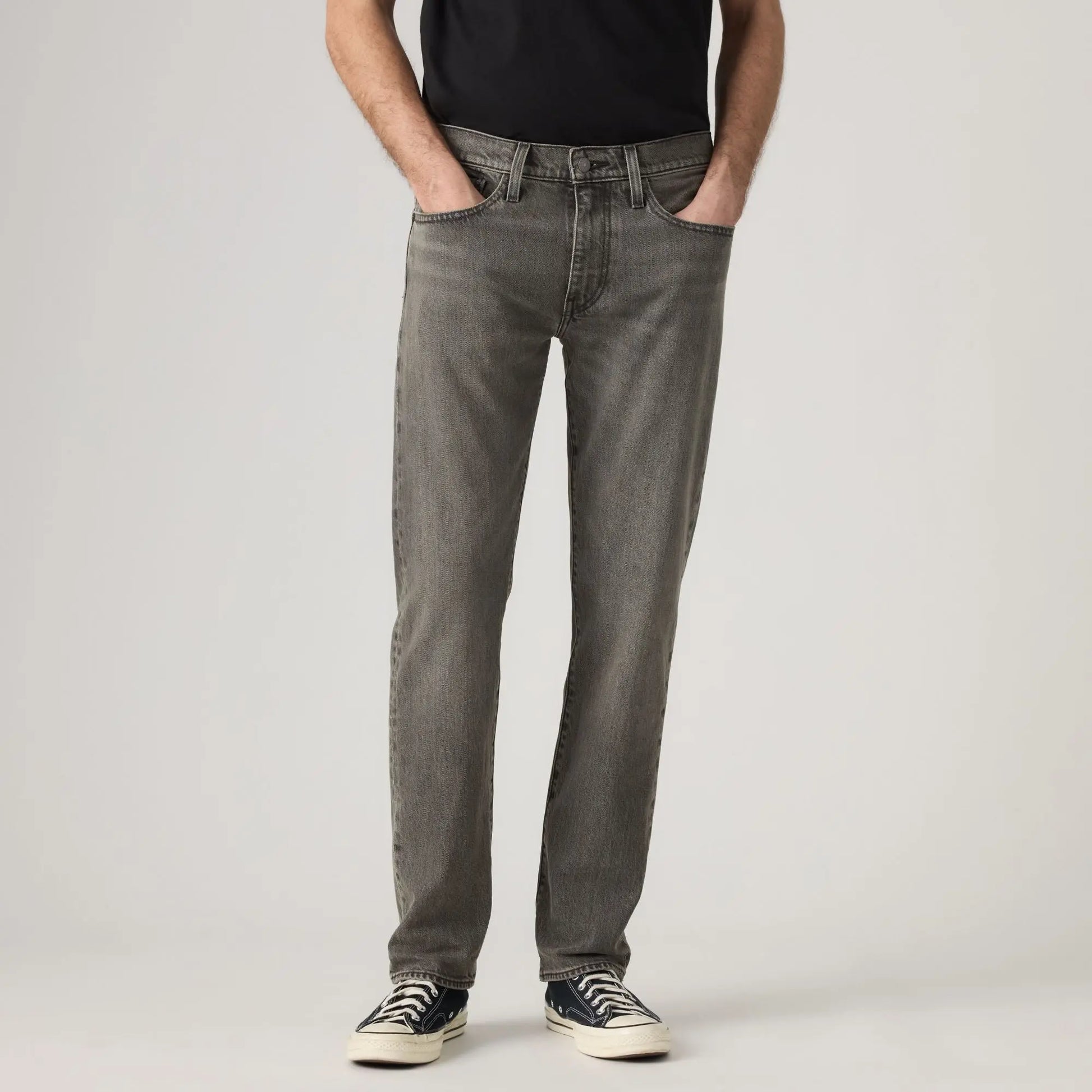 Jean Levi's 502 Taper Granite Shadow porté, cadrage taille et jambes, mains dans les poches
