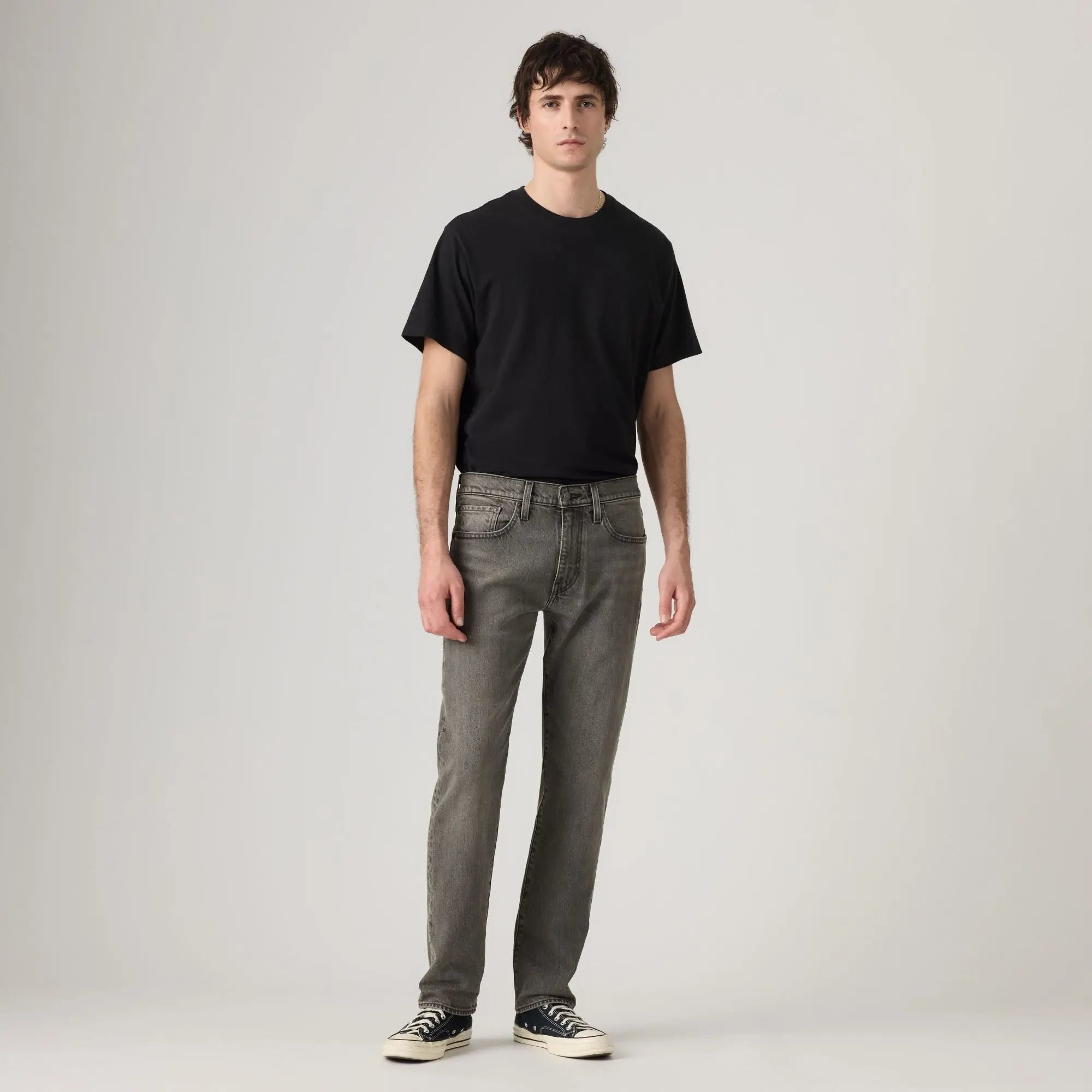 Jean Levi's 502 Taper Granite Shadow porté de face avec un t-shirt noir, silhouette plein pied