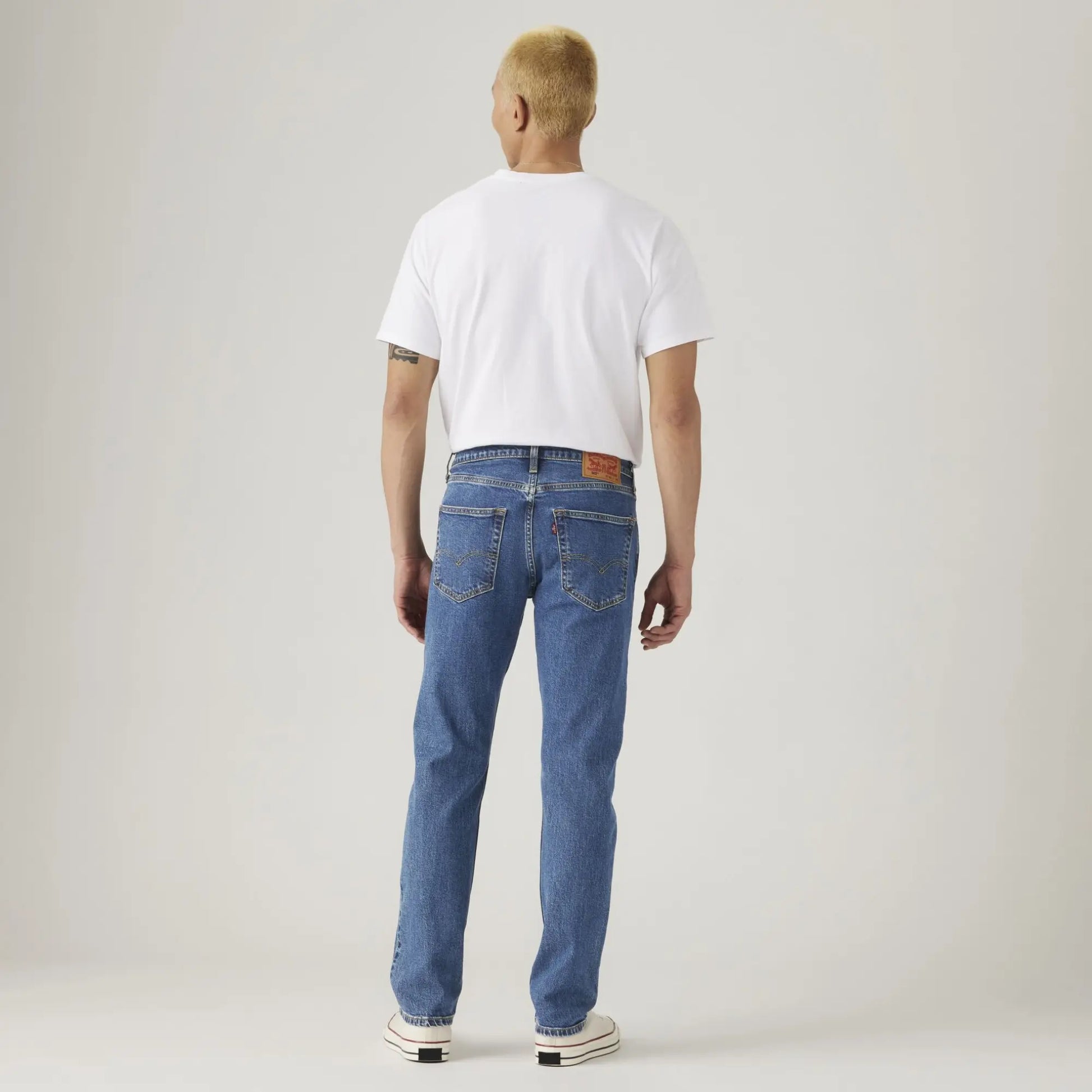 Jean Levi's 502 Taper Stonewash Stretch porté de dos : poches arrière arquées, patch cuir et Red Tab Levi's