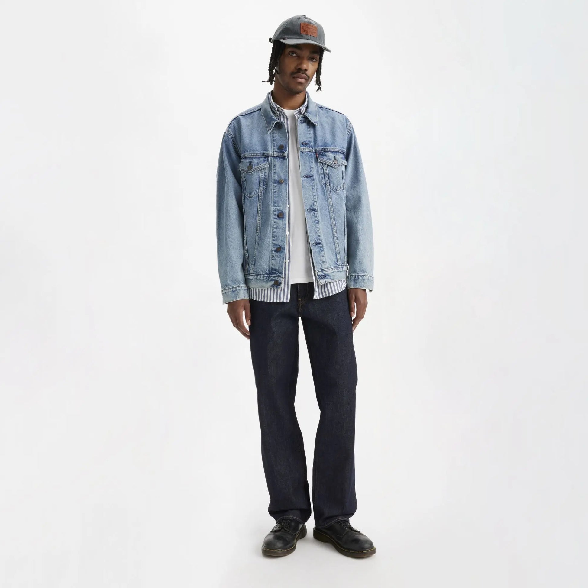 Jean Levi's 568 Loose Straight Welcome To The Game porté de face avec veste en jean délavée et derbies noires