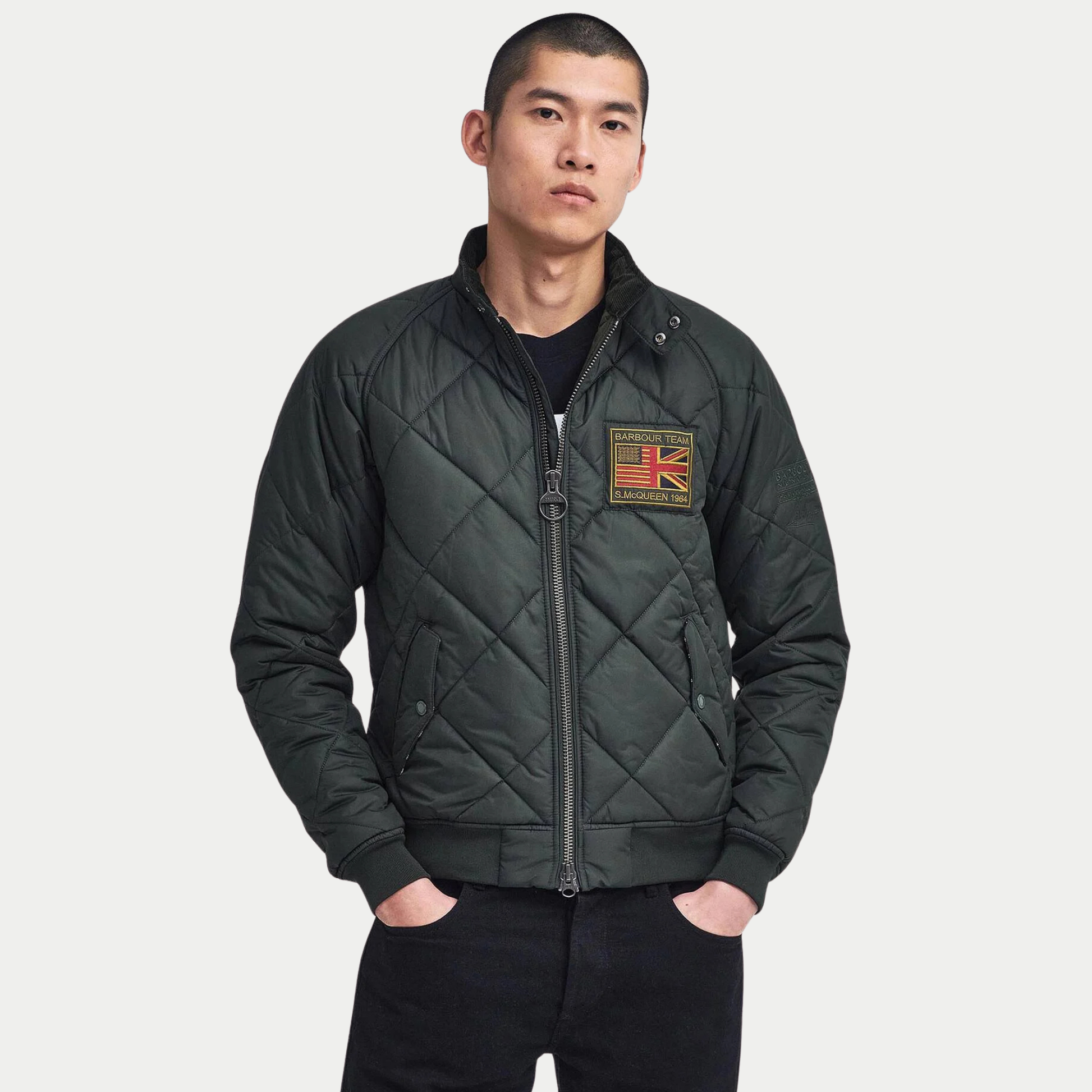Blouson Merchant Sage porté de face, col montant relevé et zip double sens à tirette anneau