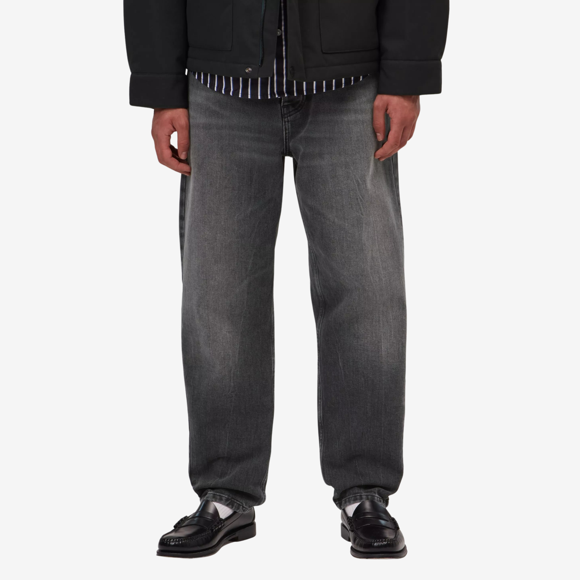 Jean Newel Carhartt WIP Black Marble Used Wash porté de face : jambe fuselée décontractée, bas droit sur mocassins