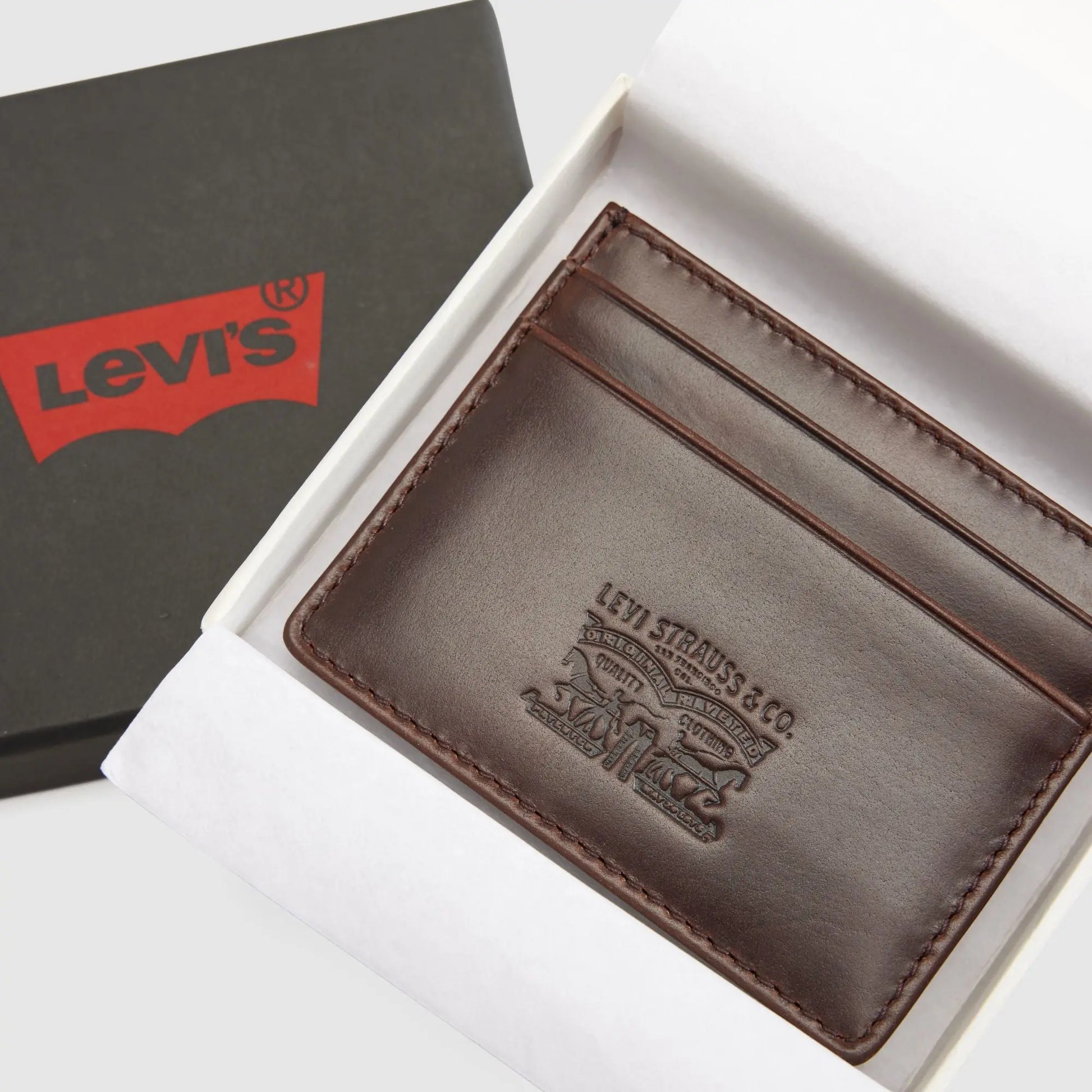 Porte-cartes Levi's en cuir marron présenté dans son coffret cadeau au logo batwing