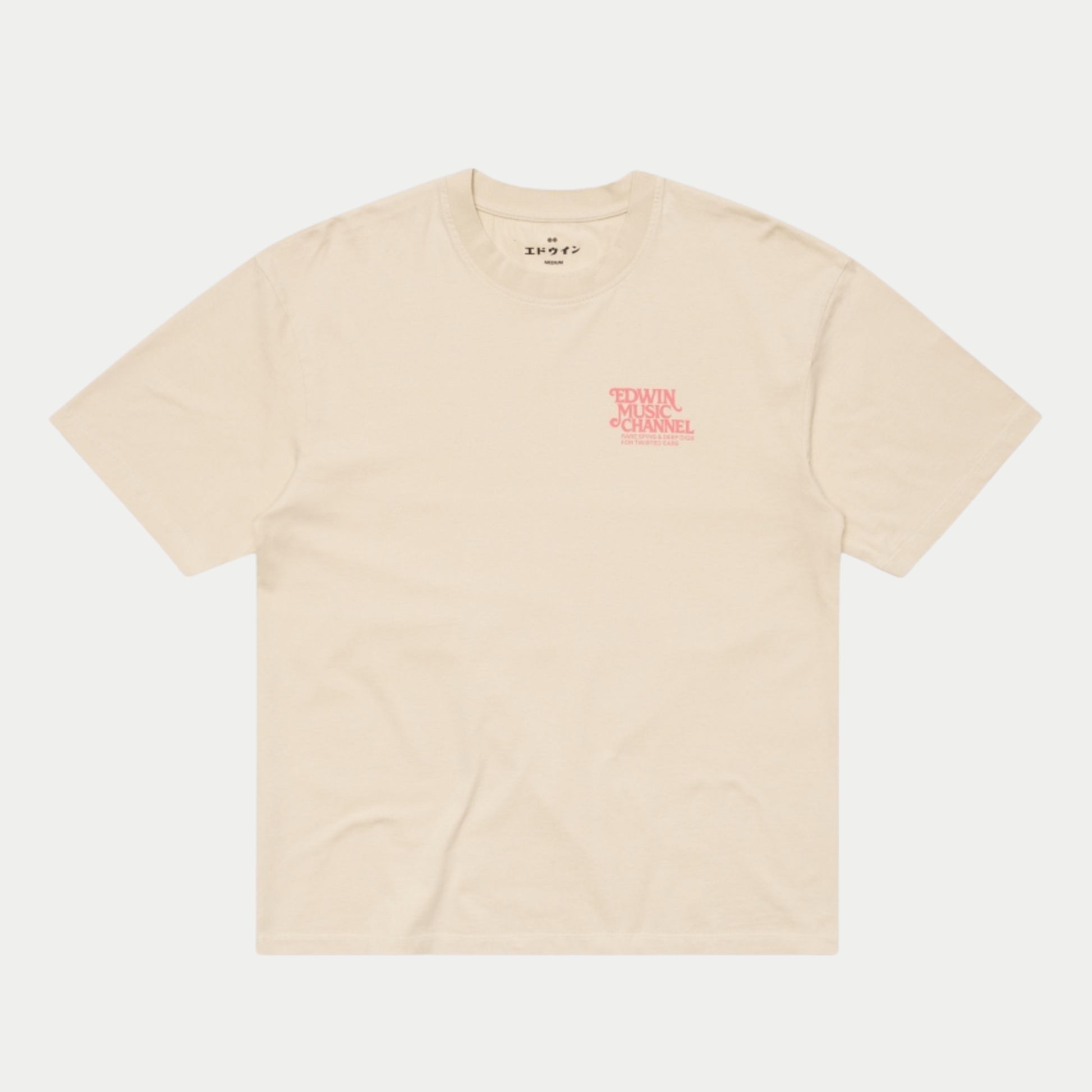 T-shirt Rare Spins écru Edwin vu de face, imprimé rose Edwin Music Channel sur la poitrine et col côtelé