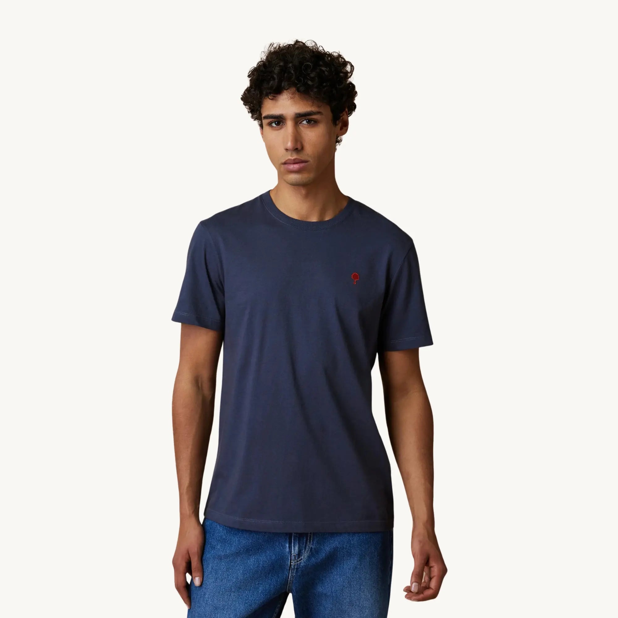 T-shirt Arcy Faguo bleu marine porté de face, coupe droite et manches courtes, avec un jean