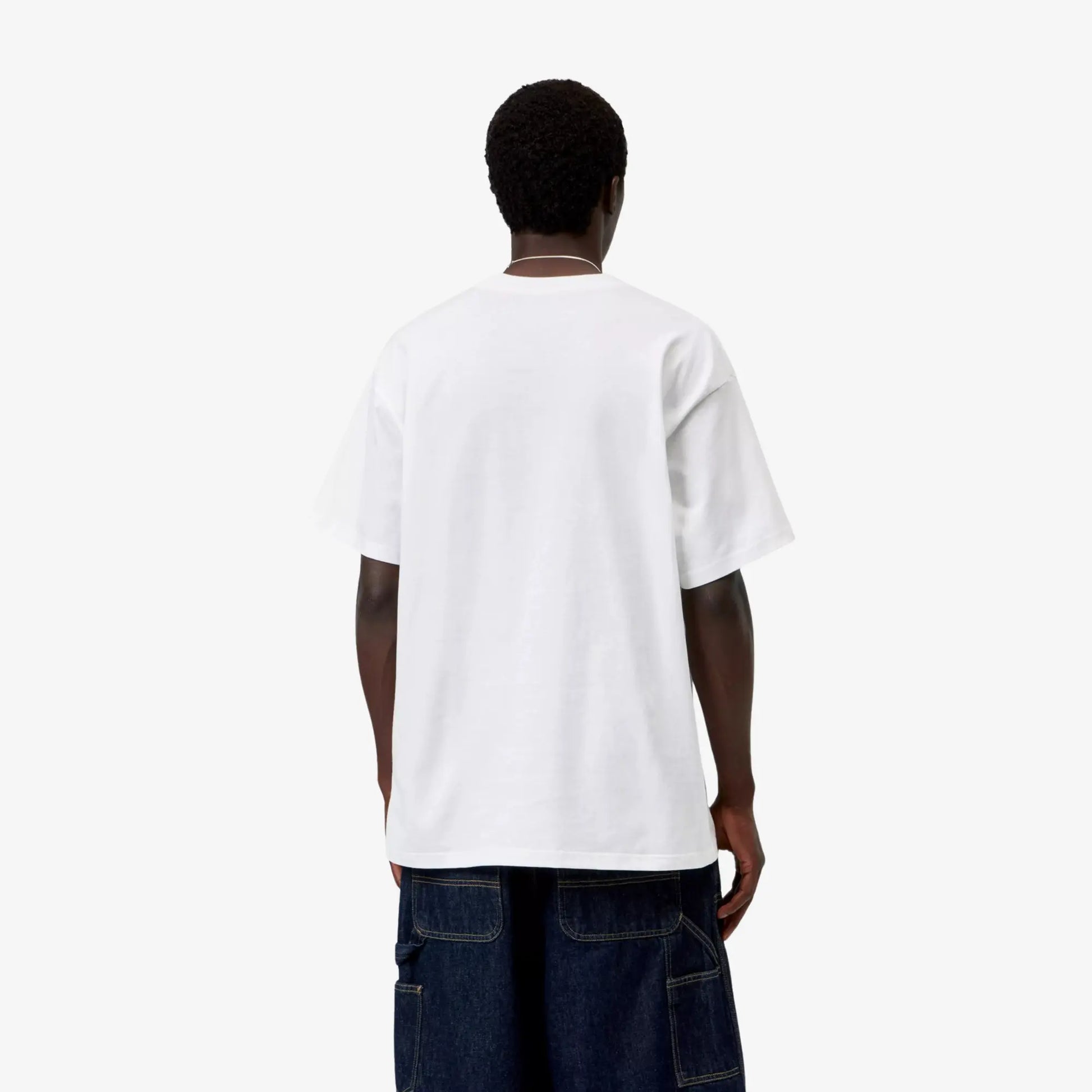 T-shirt Fromage blanc Carhartt WIP porté de dos, tombant droit sur un jean denim brut