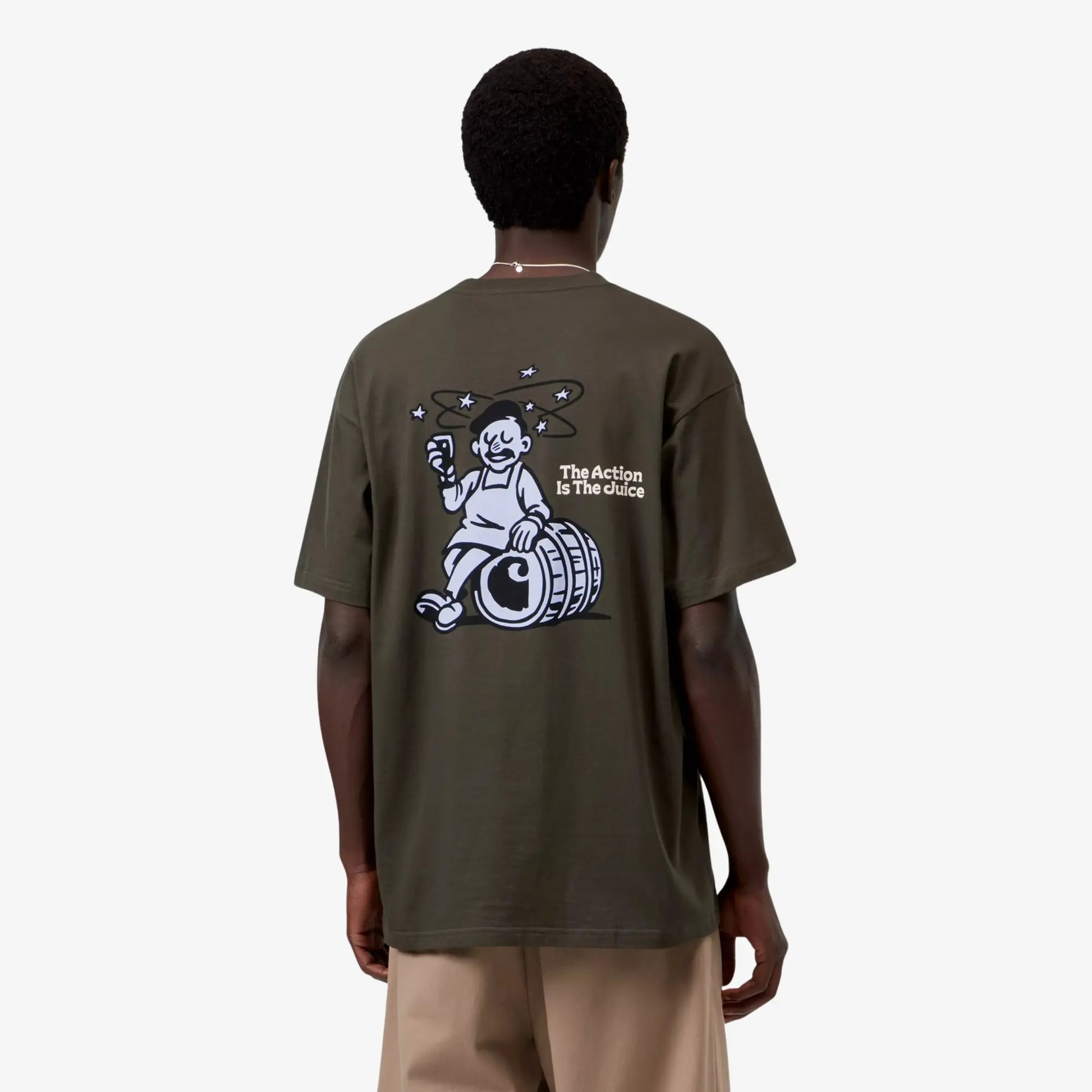 T-shirt Grape Picker Cypress Carhartt WIP porté de dos - grand imprimé vendangeur au verre de vin sur fond vert kaki