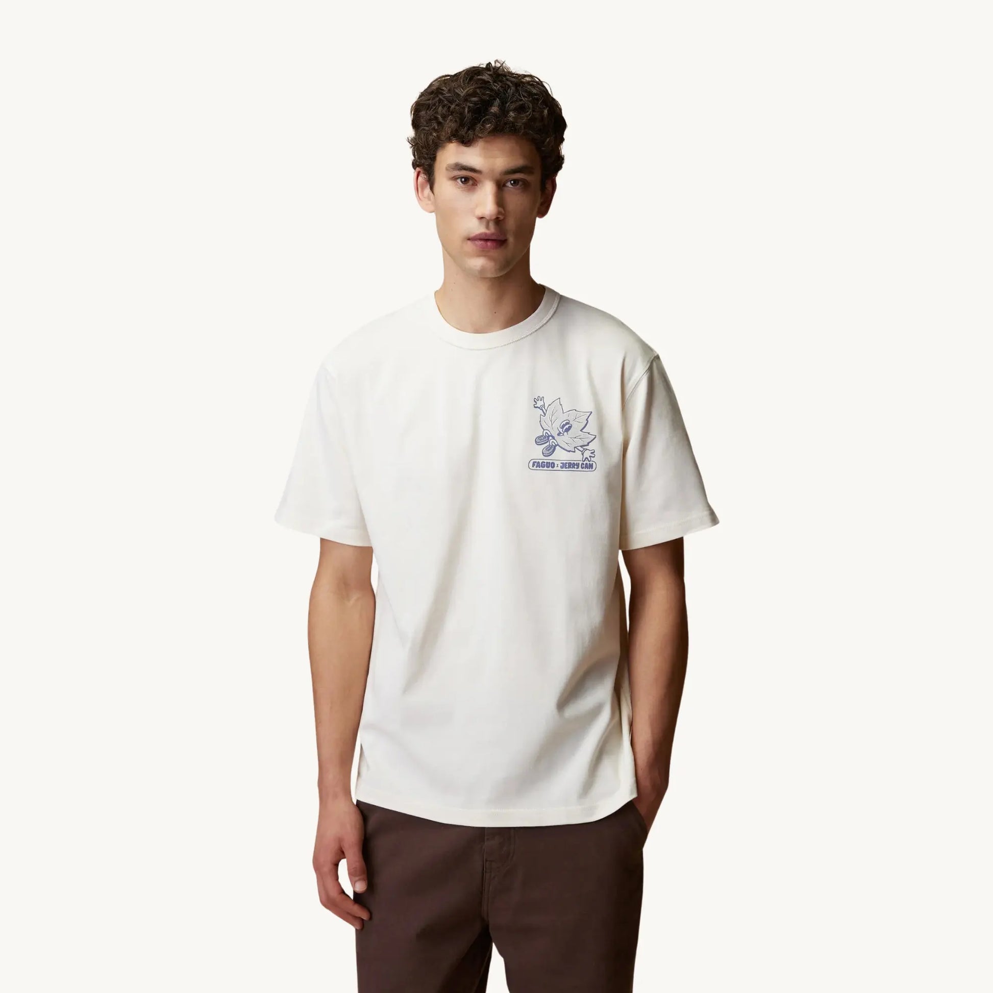 T-shirt Lugny écru Faguo porté de face, coupe large, motif feuille bleu marine sur la poitrine