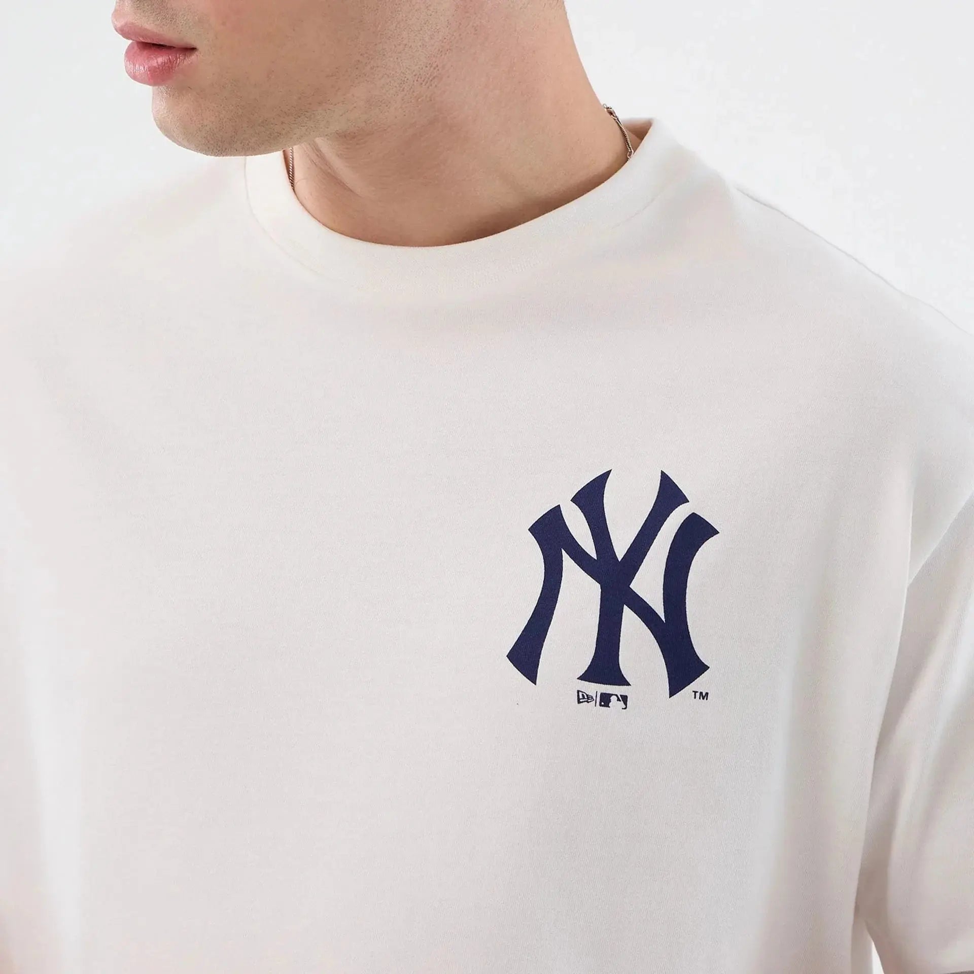 T-shirt oversize blanc New Era Yankees - mannequin femme porté