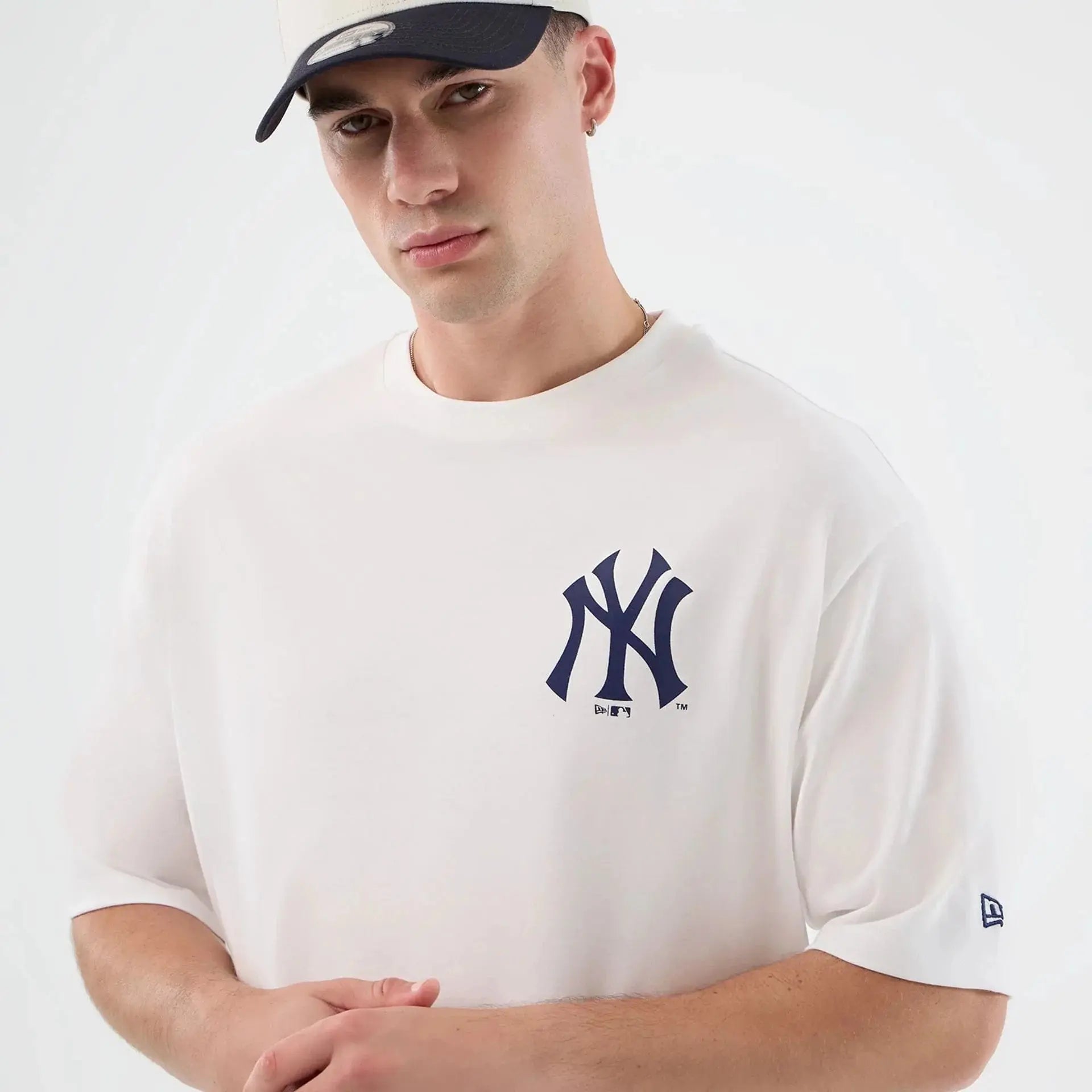 T-shirt oversize blanc New Era Yankees - détail broderie New Era manche