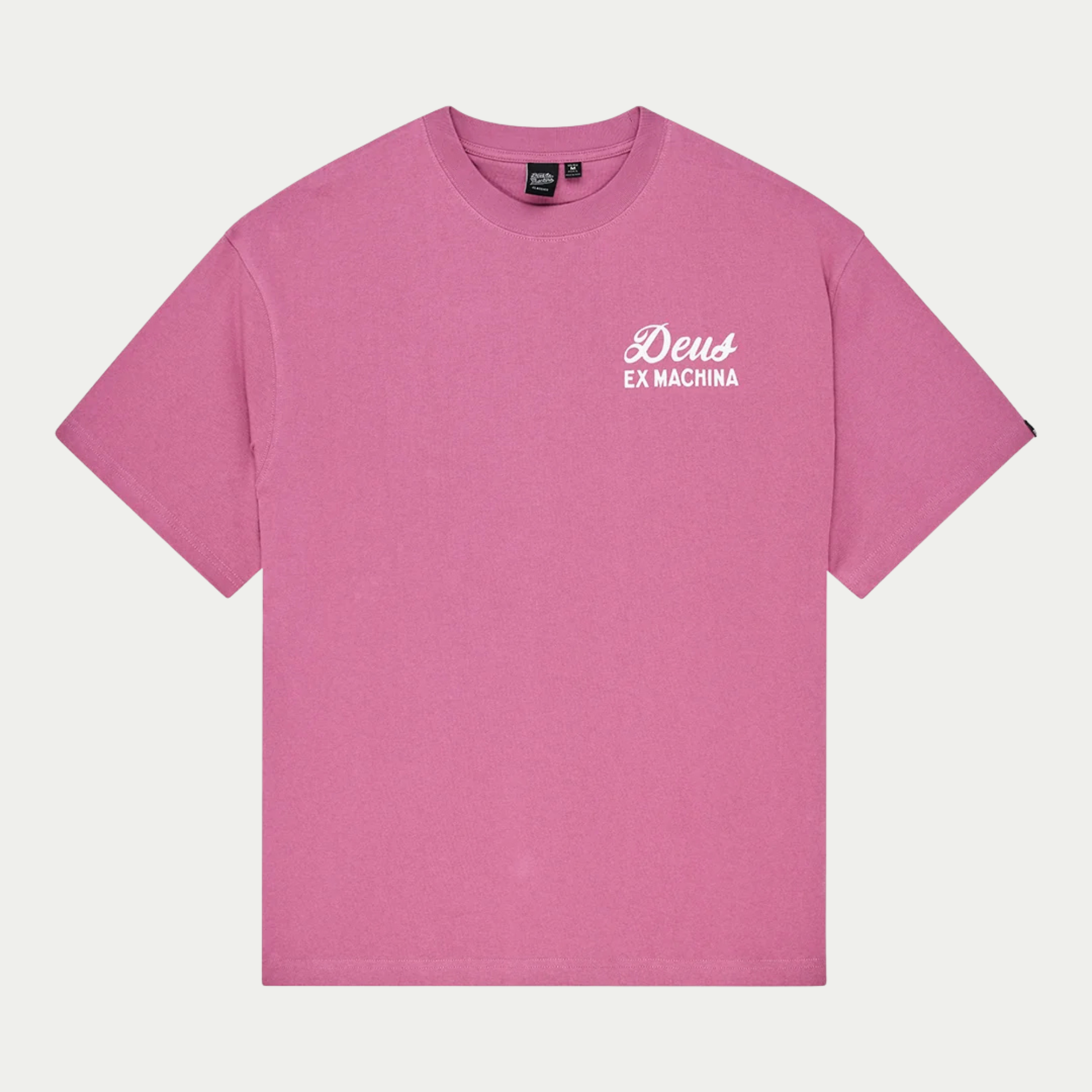 T-shirt Canggu Sign rose Deus Ex Machina à plat de face, logo script blanc imprimé sur la poitrine