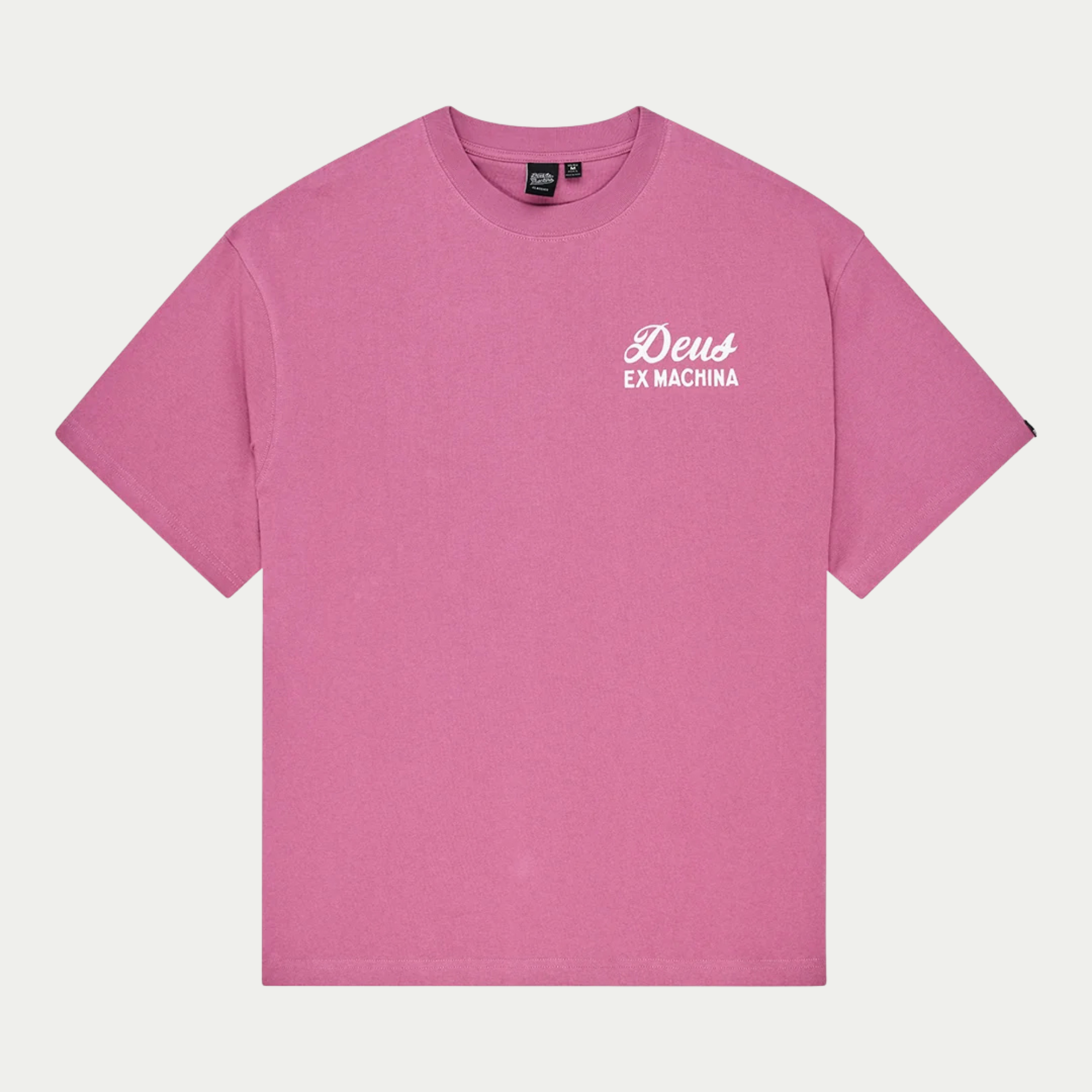 T-shirt Canggu Sign rose Deus Ex Machina à plat de face, logo script blanc imprimé sur la poitrine