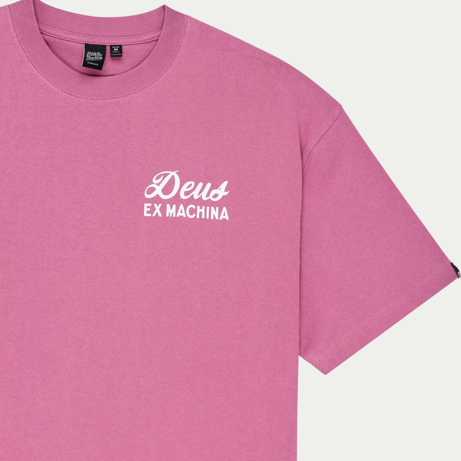 Détail buste du T-shirt Canggu Sign rose Deus Ex Machina : logo imprimé et épaule tombante oversize