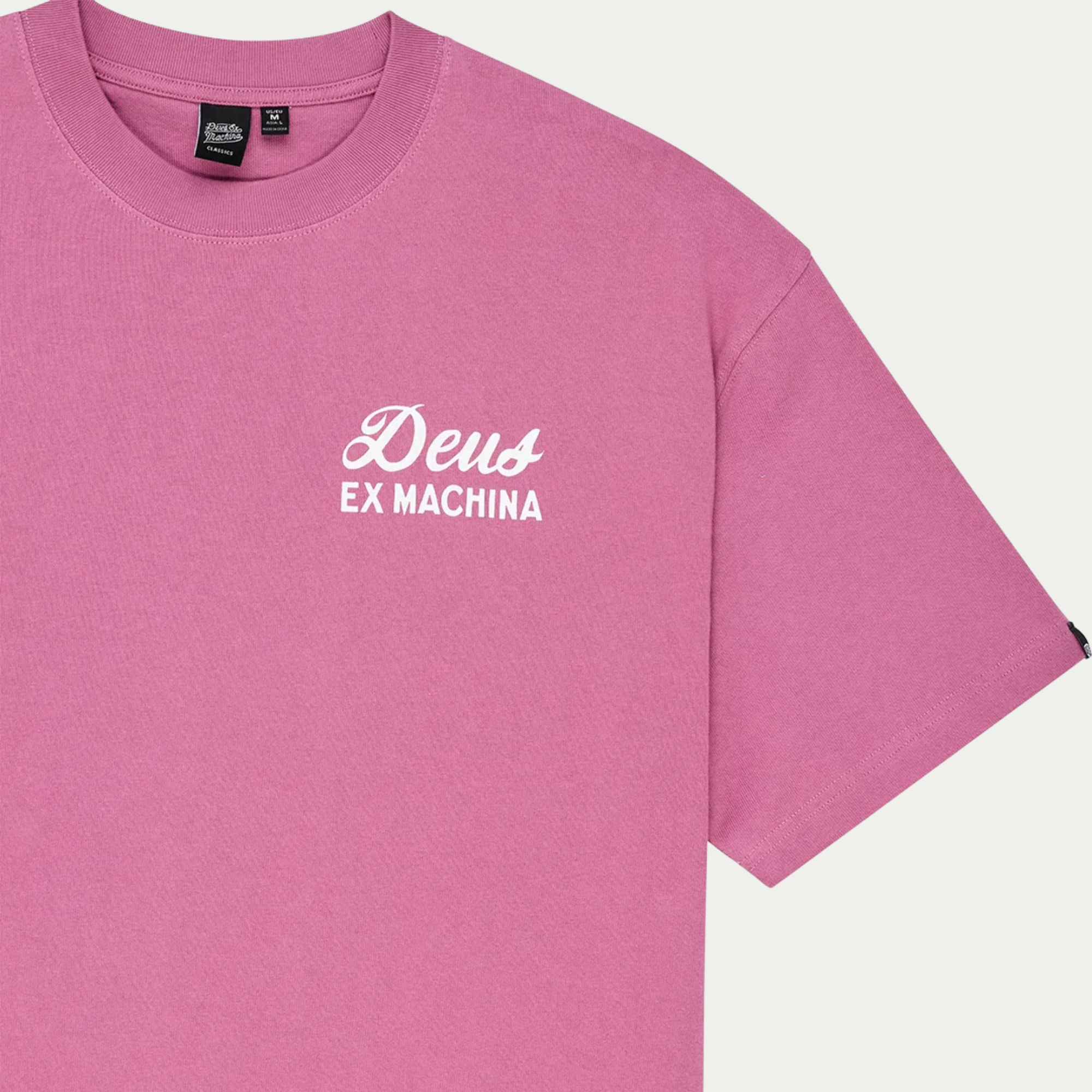 Détail buste du T-shirt Canggu Sign rose Deus Ex Machina : logo imprimé et épaule tombante oversize