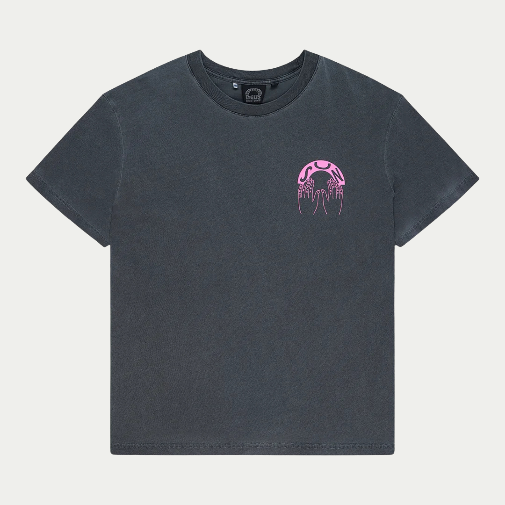 T-shirt Catchin Rays Deus Ex Machina gris anthracite, vue de face à plat, imprimé rose mains et soleil sur la poitrine