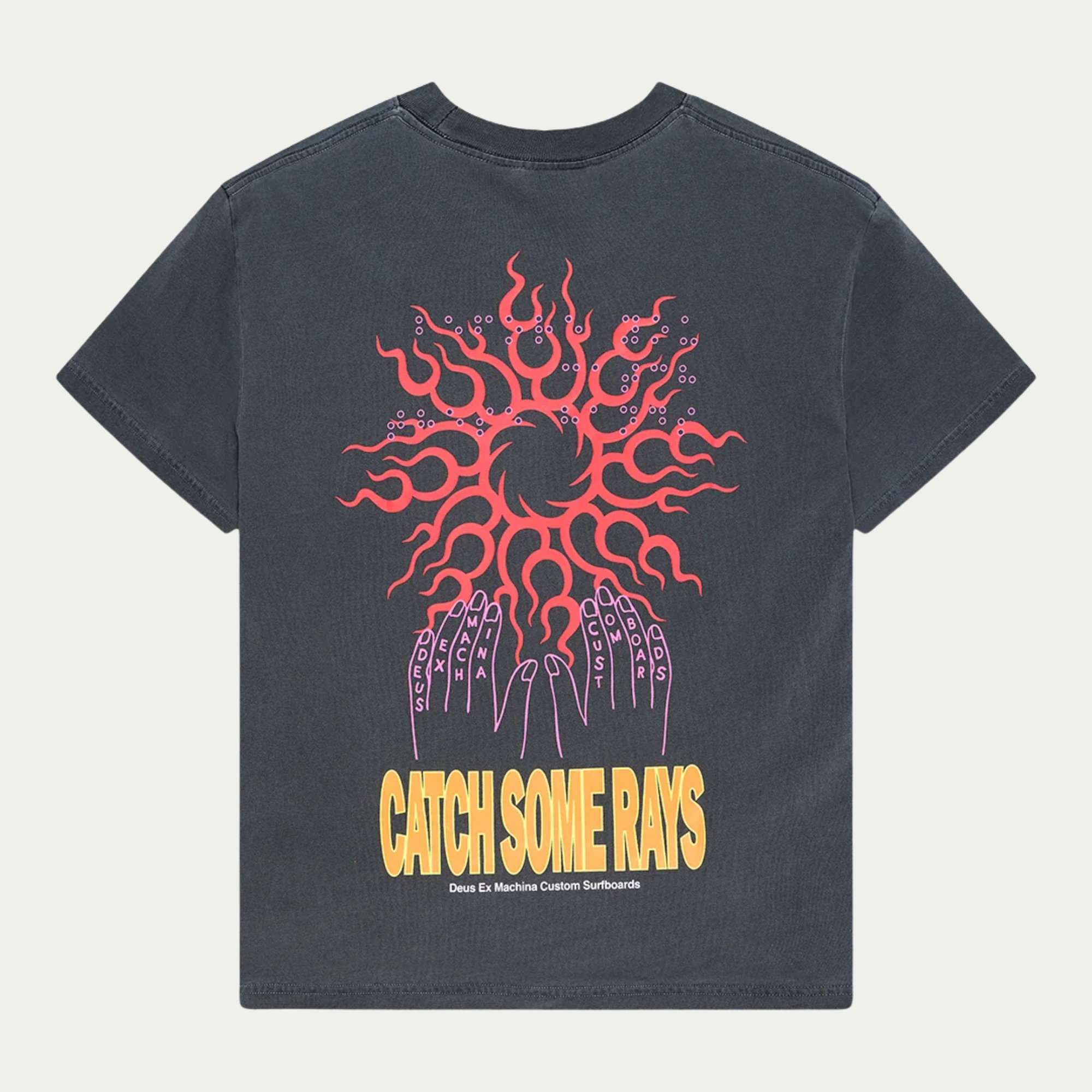 Dos du T-shirt Catchin Rays anthracite Deus Ex Machina : soleil tribal rouge, mains roses et lettrage jaune Catch Some Rays