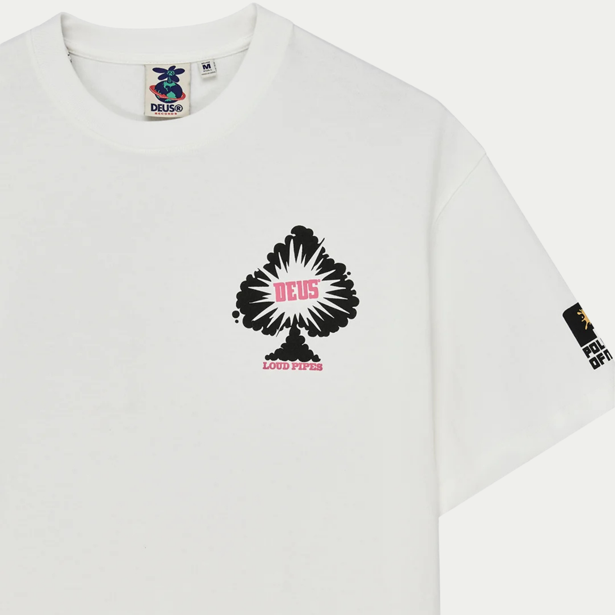 T-shirt Turpentine blanc Deus Ex Machina, détail du col et de l’étiquette Deus Records au-dessus de l’imprimé pique