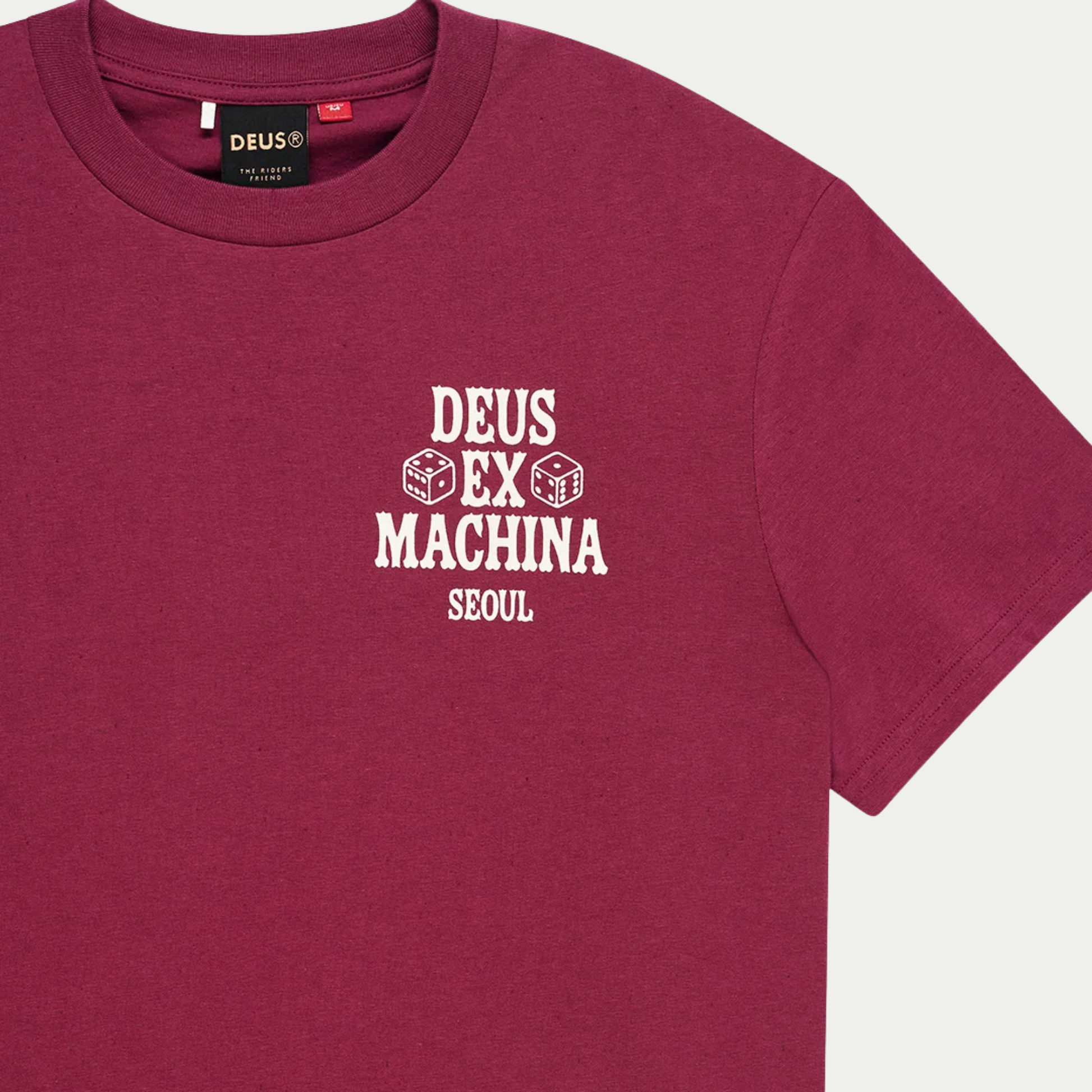 Gros plan sur l’encolure, l’étiquette intérieure Deus et l’imprimé poitrine du T-shirt Seoul Ceramic bordeaux