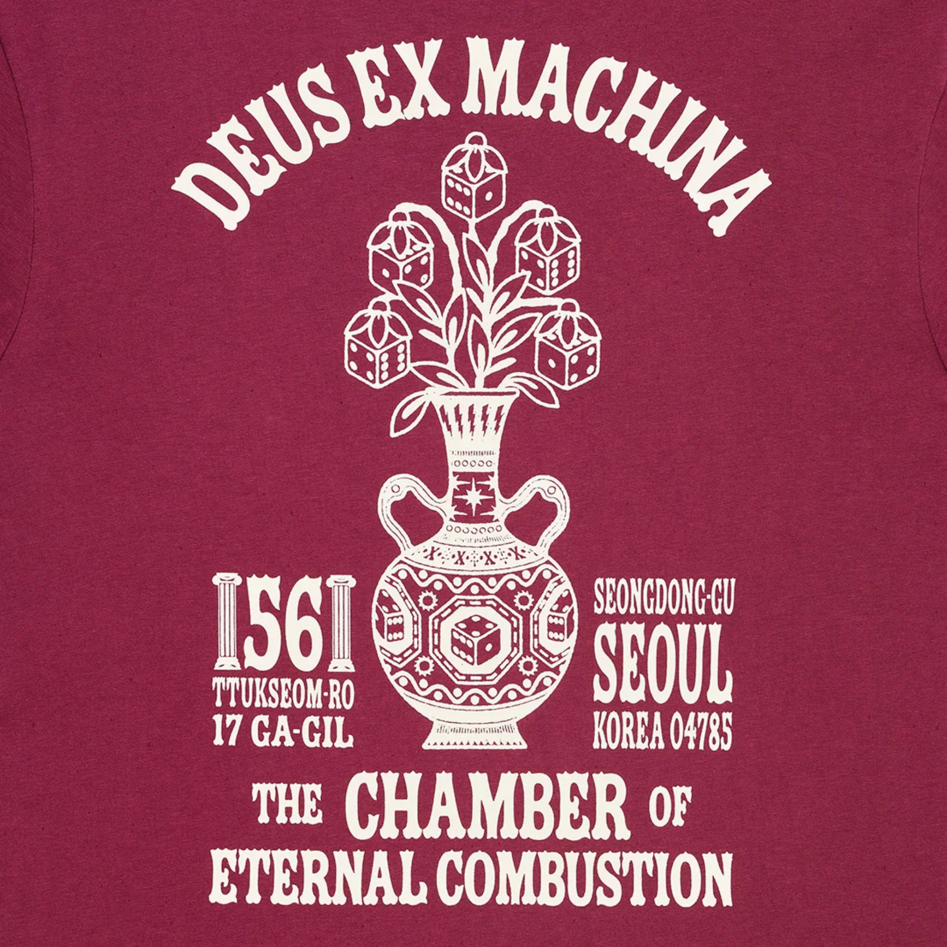 Macro de la sérigraphie dos : vase à dés, adresse du Deus Ex Machina Seoul et mention The Chamber of Eternal Combustion