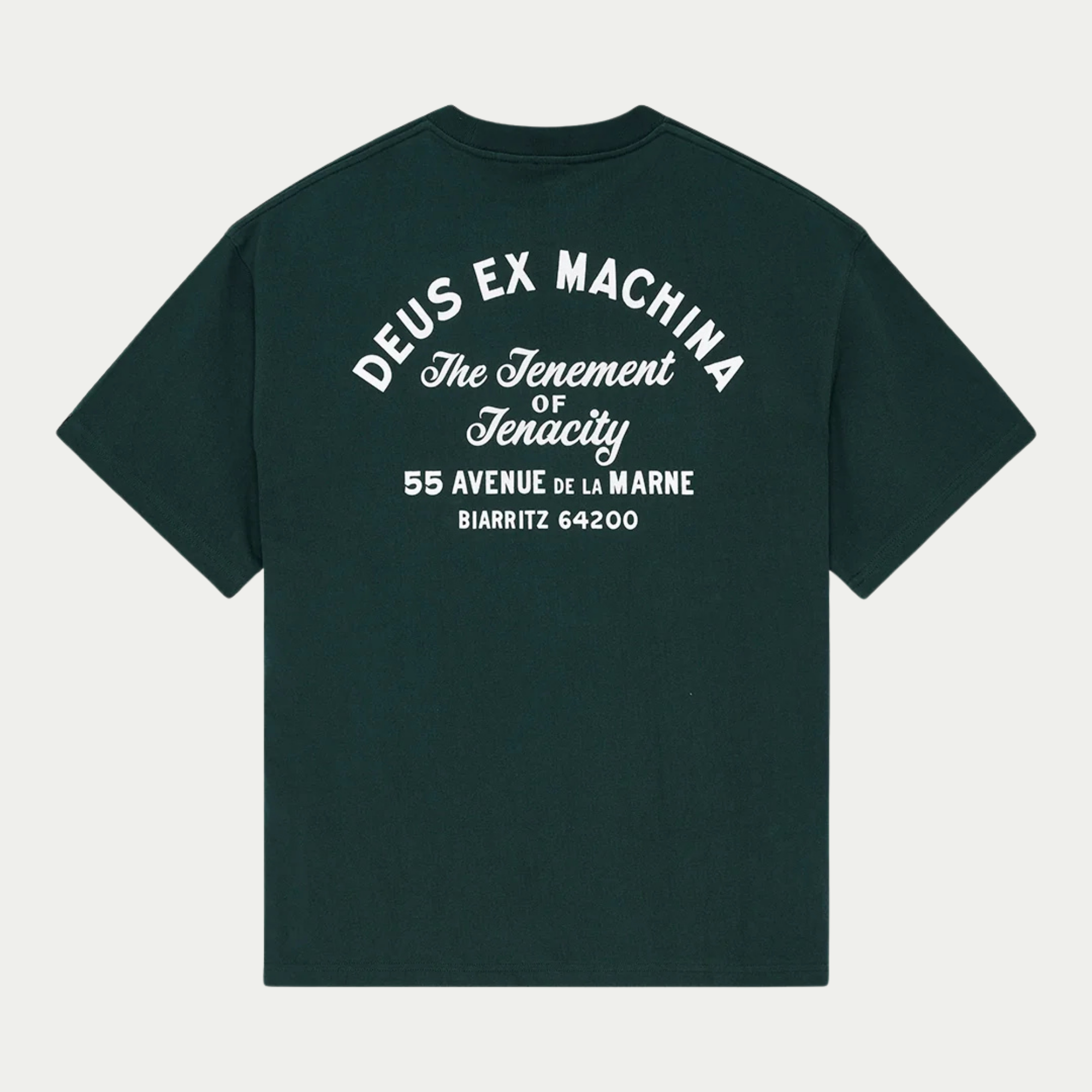 Dos du T-shirt Biarritz Sign vert sapin : lettrage blanc Deus Ex Machina et adresse du store de Biarritz