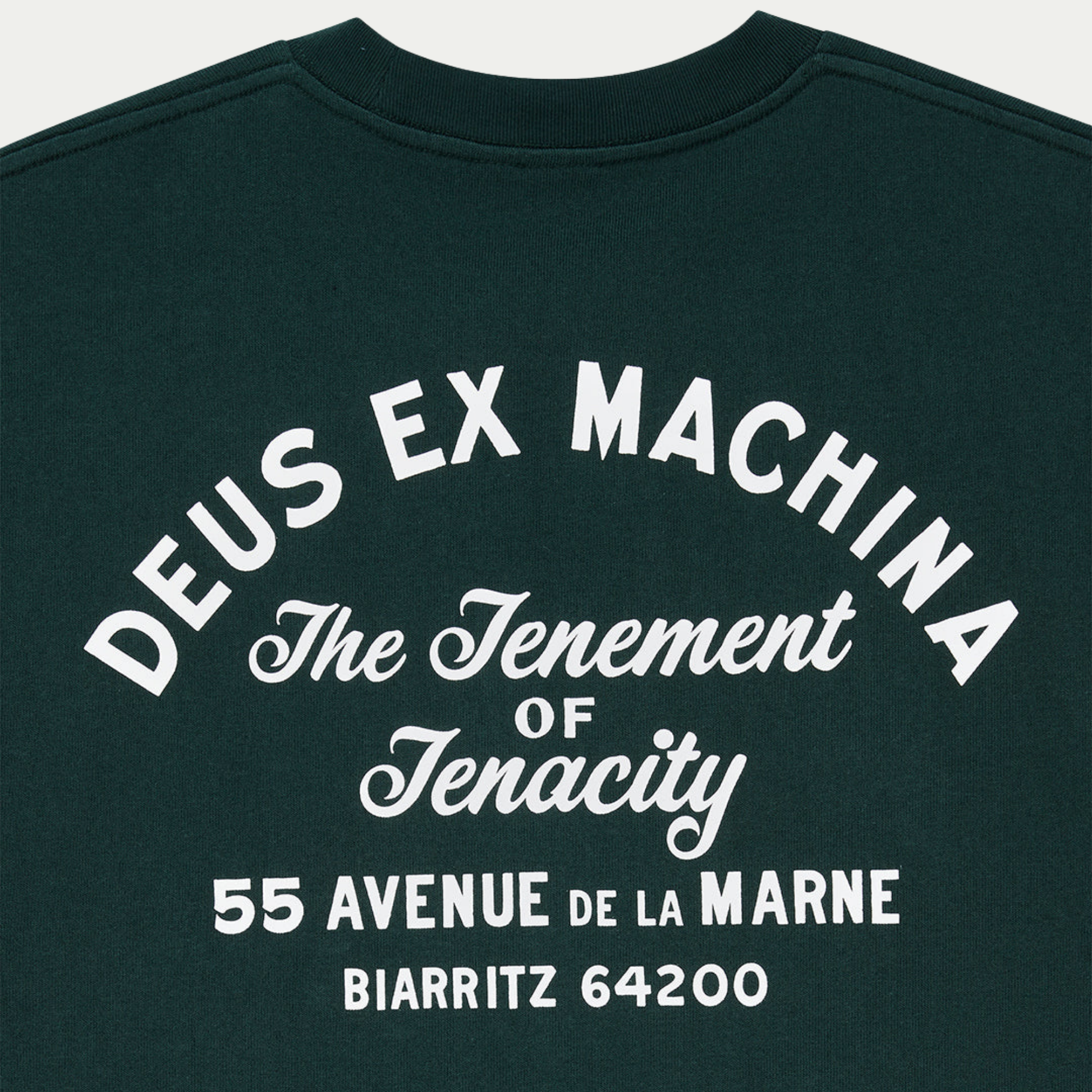 Détail de l’imprimé au dos : The Tenement of Tenacity, 55 avenue de la Marne, Biarritz 64200, en blanc