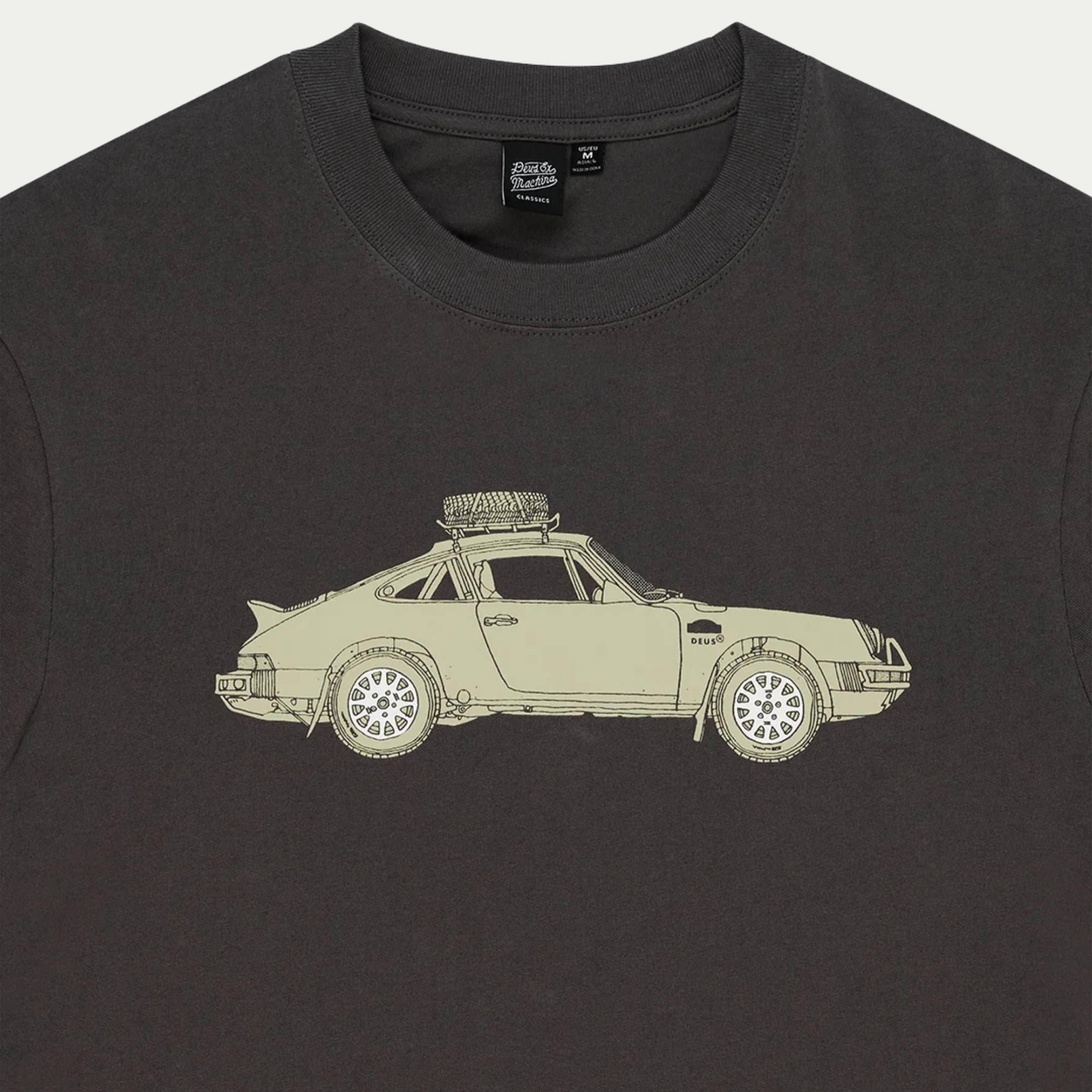 Détail de l’encolure du T-shirt Park anthracite : étiquette Deus Classics et haut de l’illustration Porsche 911 safari