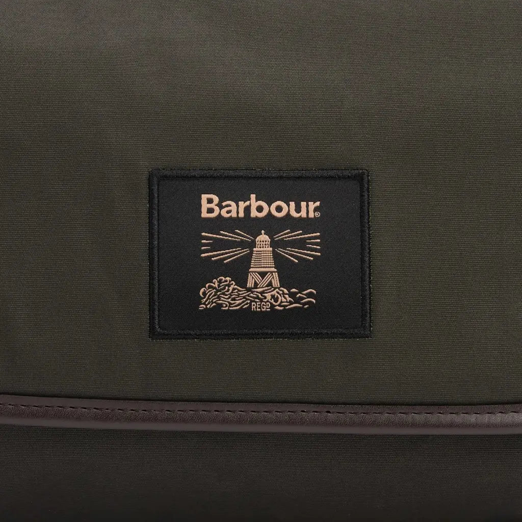 Trousse de toilette Beacon olive Barbour - gros plan sur le patch brodé au phare Barbour