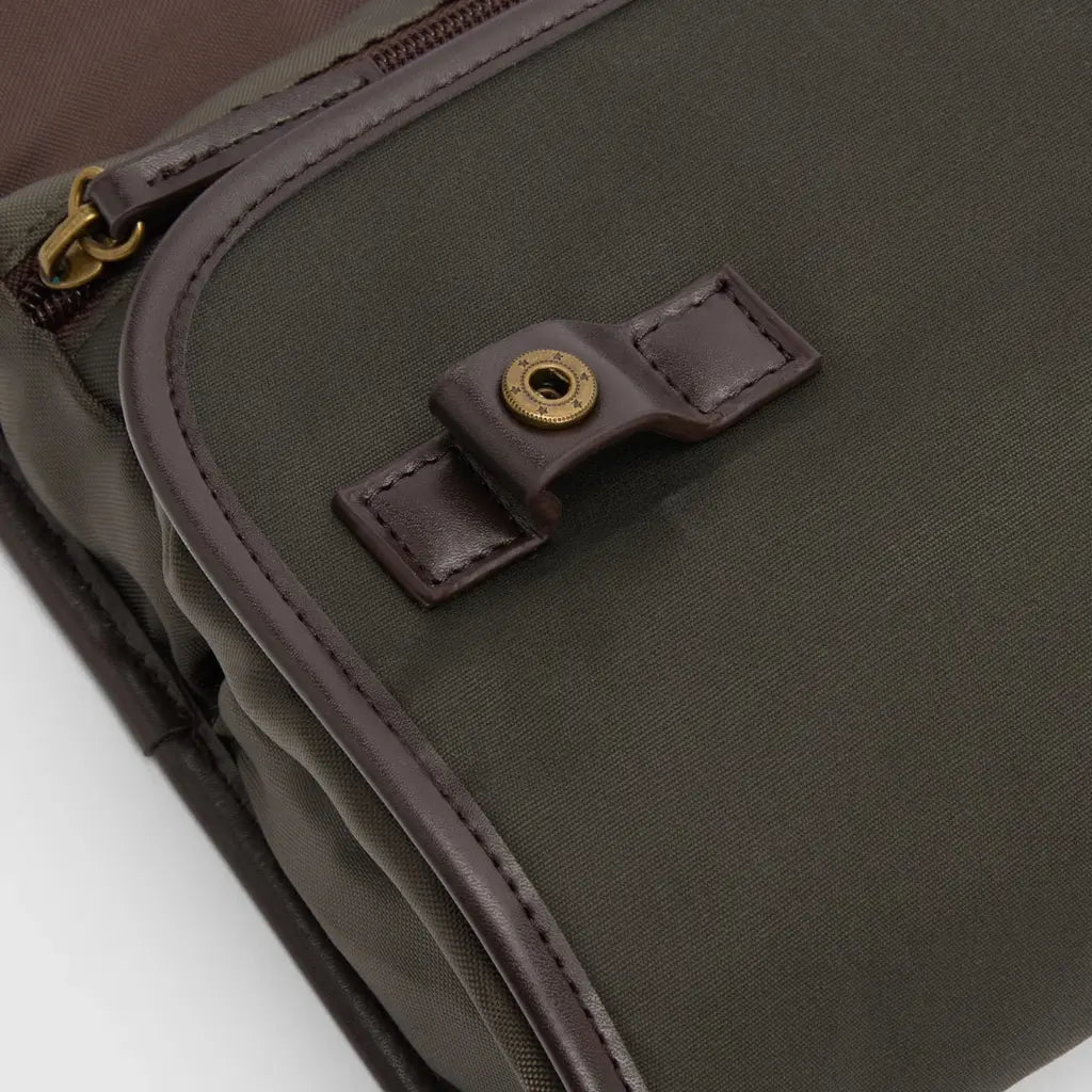 Trousse de toilette Beacon olive Barbour - gros plan sur la patte de fermeture à pression laiton