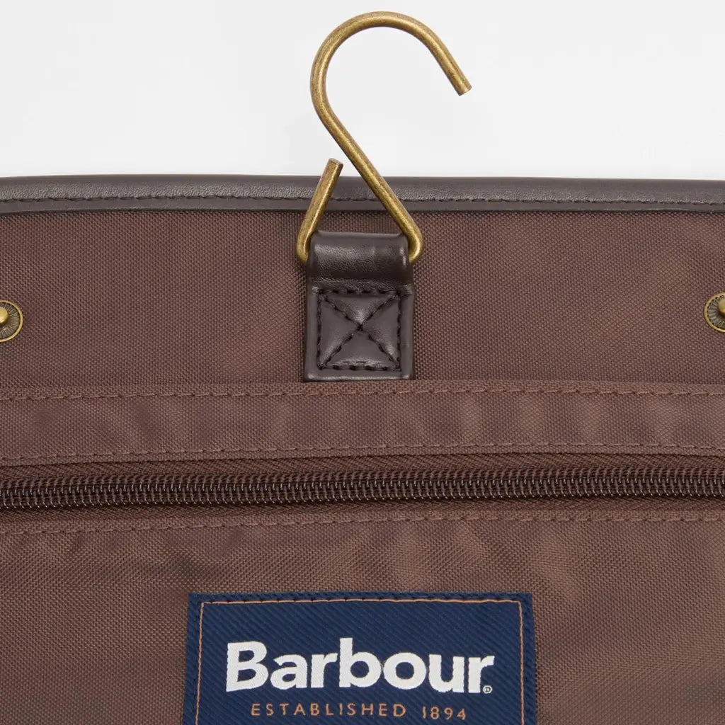 Trousse de toilette Beacon olive Barbour - gros plan sur le crochet de suspension en laiton
