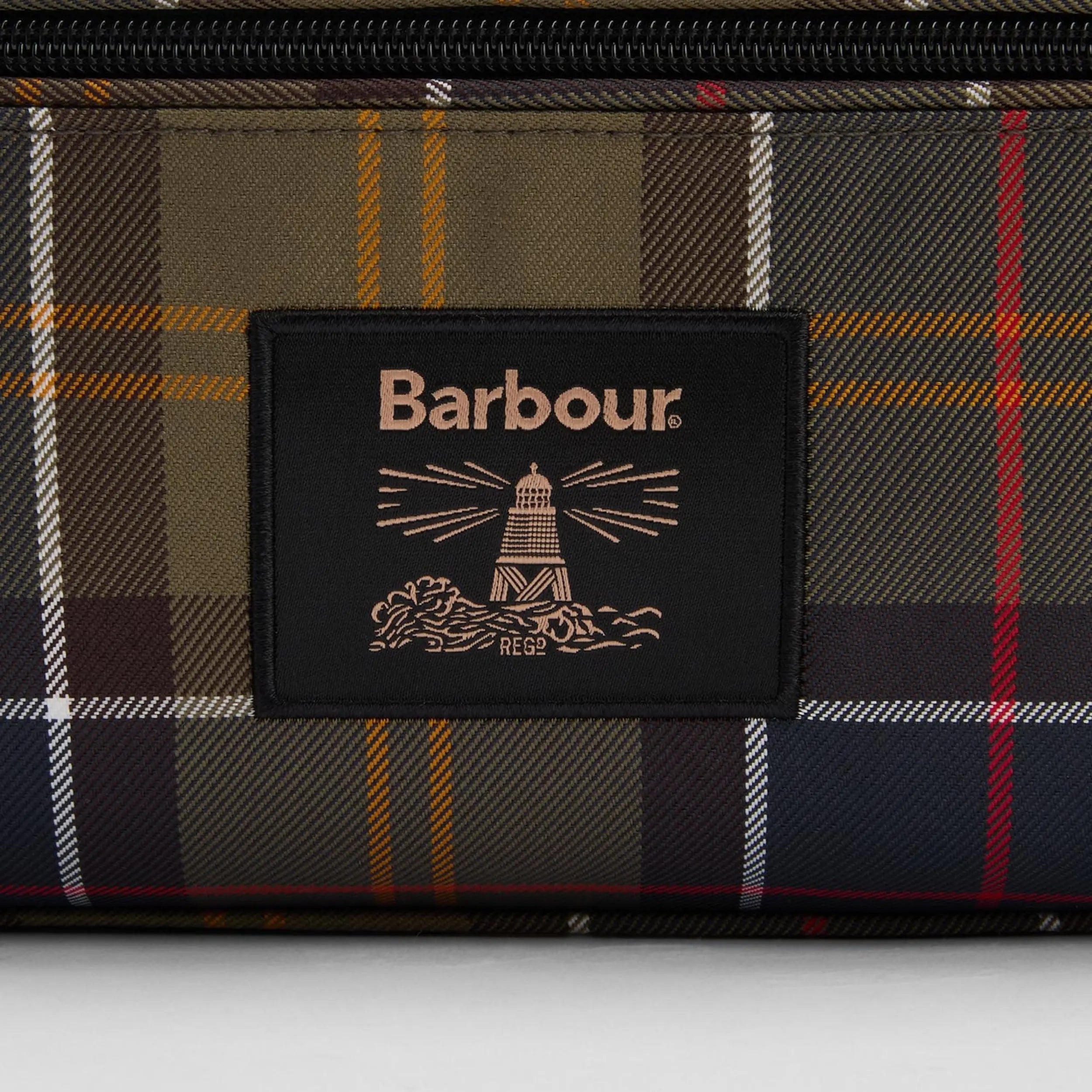 Trousse de toilette tartan Barbour - gros plan sur le patch brodé au phare Barbour