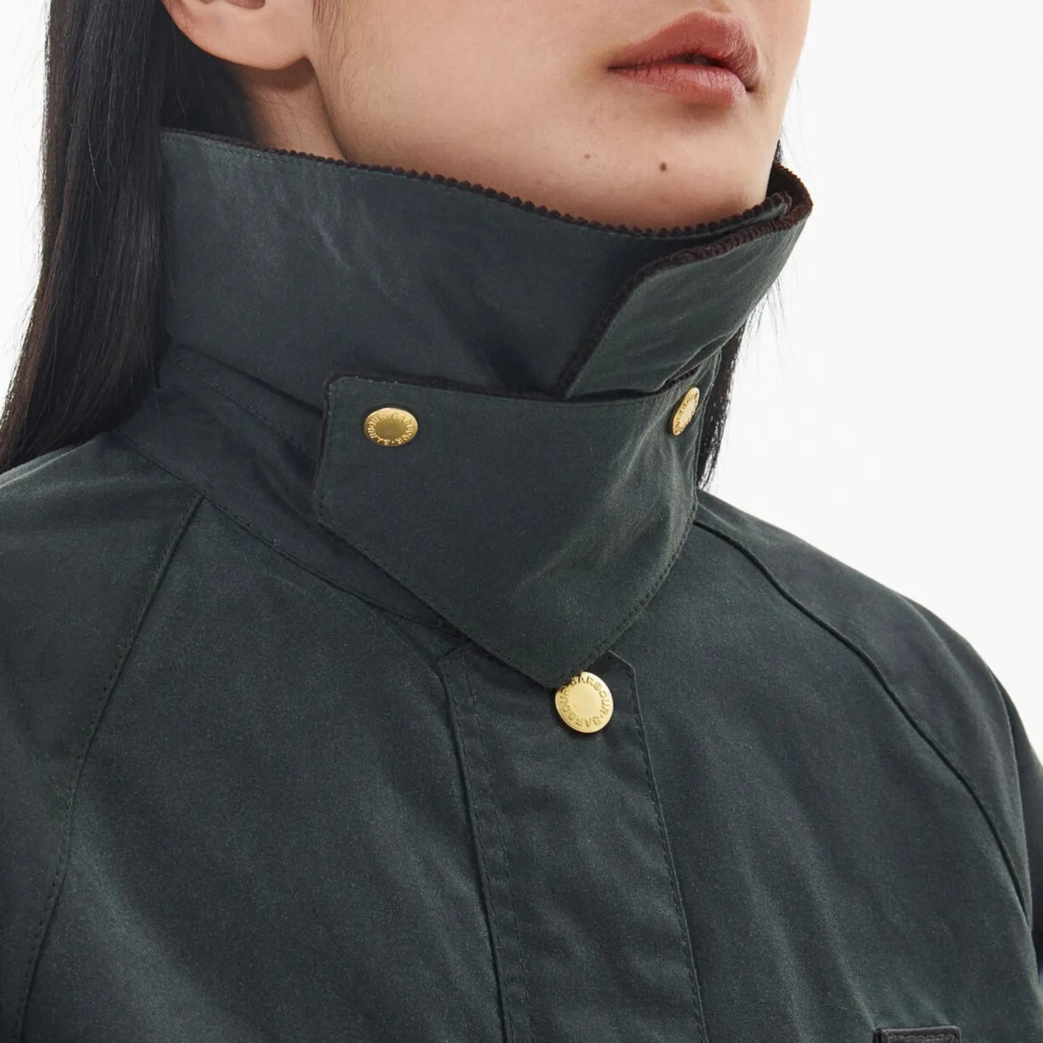 Veste Catton sage Barbour - portrait, col relevé et boutonnière