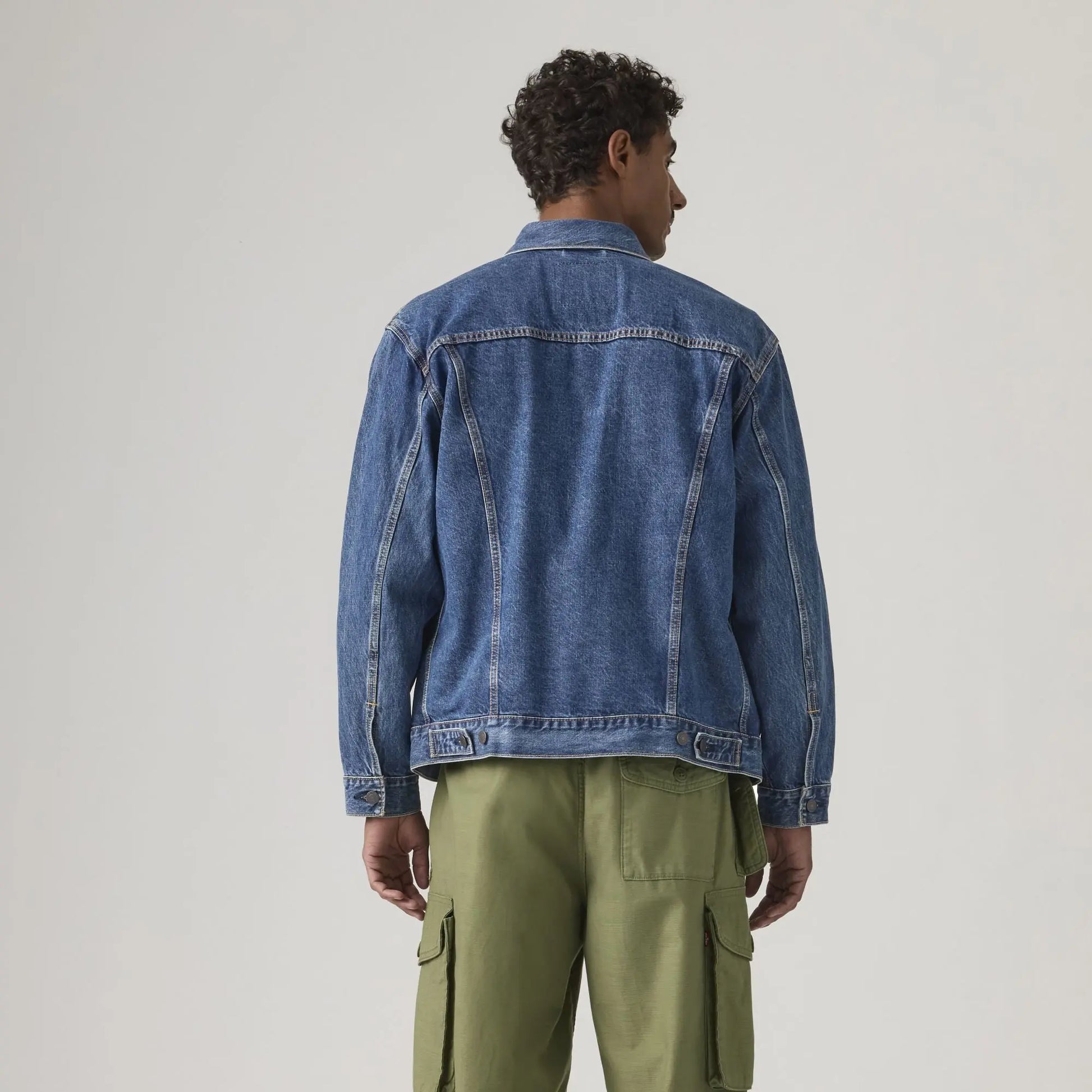 Veste Levi's Trucker Relaxed Fit Million Dollar vue de dos portée, empiècement d'épaule et pattes de serrage