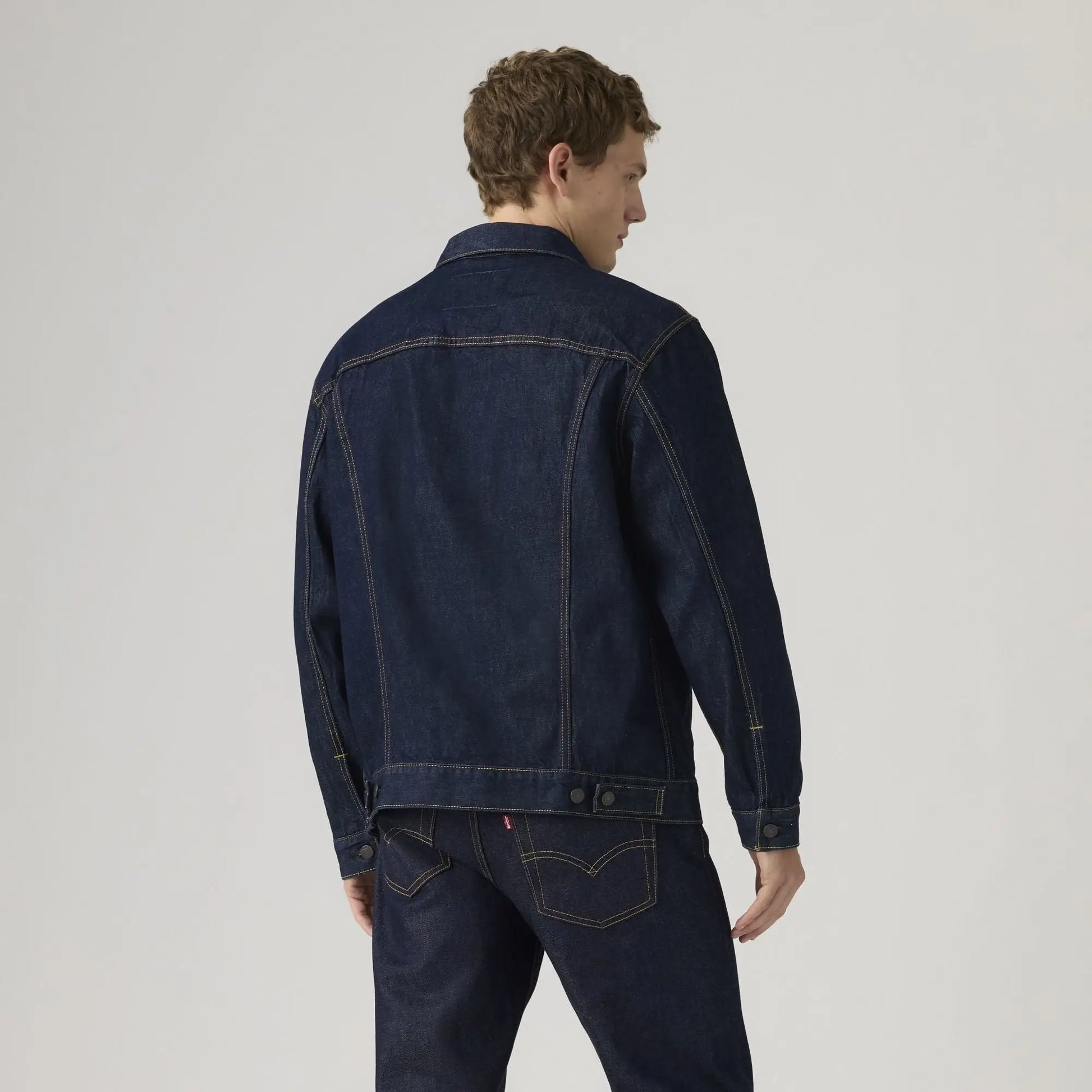 Veste Trucker Levi's Wash It Out Rinsed vue de dos portée : empiècement et ceinture ajustable à boutons
