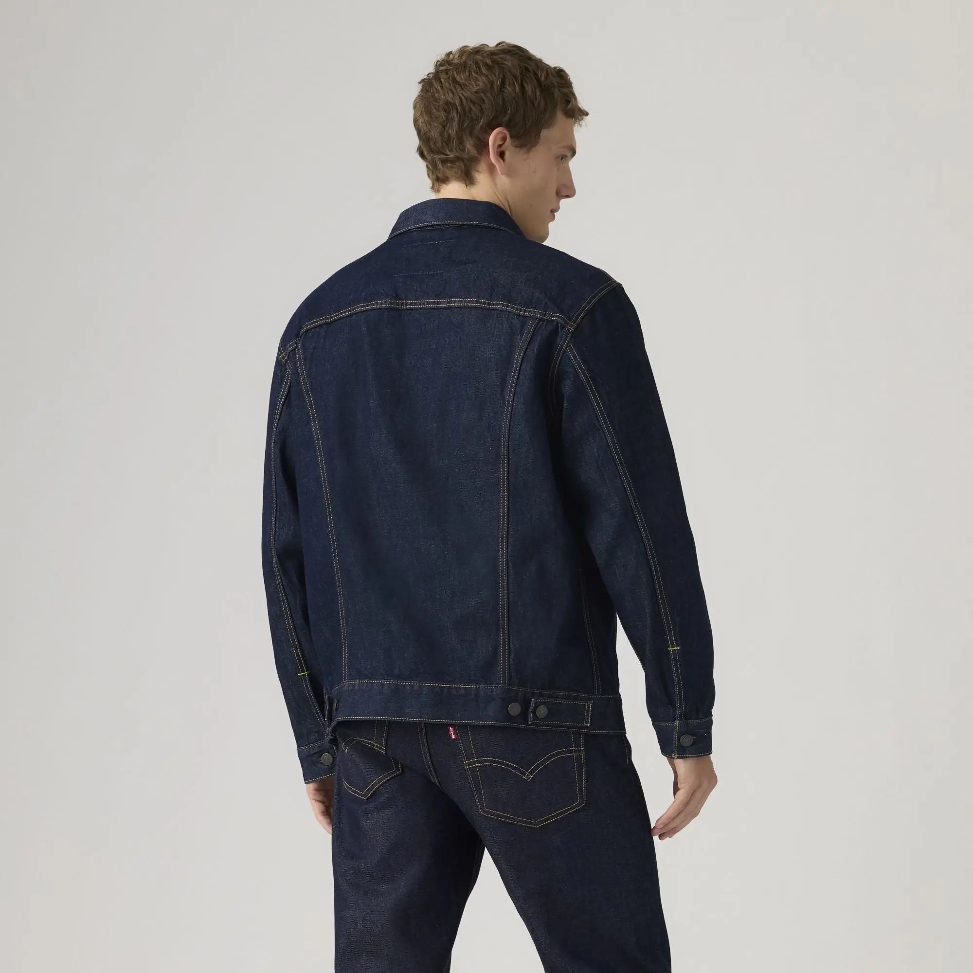 Veste Trucker Levi's Wash It Out Rinsed vue de dos portée : empiècement et ceinture ajustable à boutons