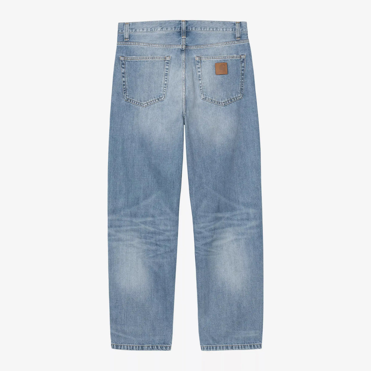 Aaron Pant Blue Burst Wash vu de dos à plat, deux poches plaquées et patch en cuir Carhartt sur la droite