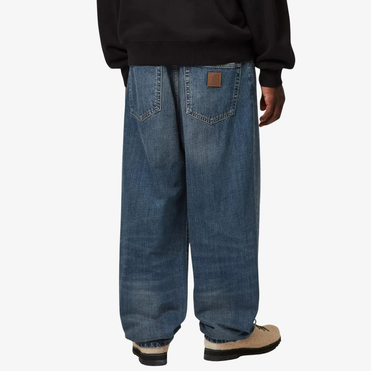 Aaron Pant Blue Dark Used porté de dos, fond ample et poches plaquées, patch cuir au-dessus de la droite