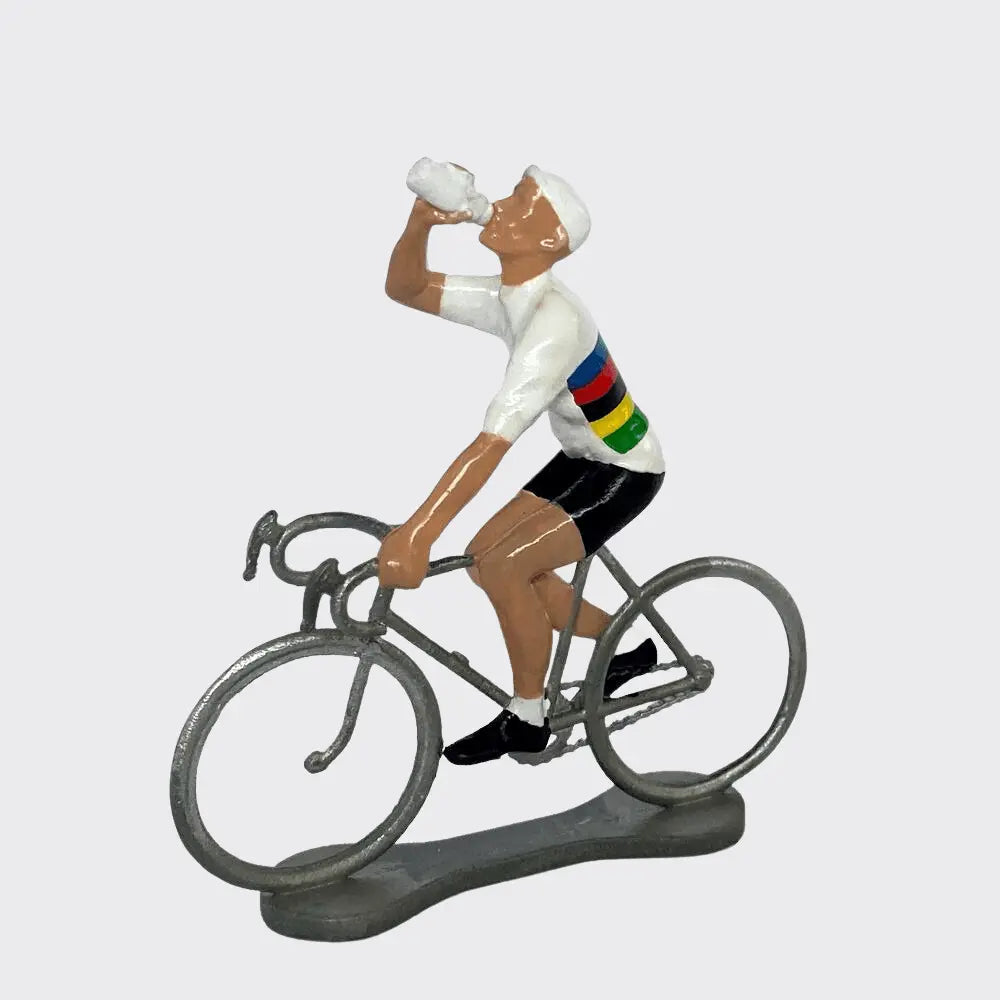 Figurine du champion du monde de trois quarts, maillot arc-en-ciel, cuissard noir et vélo sur socle