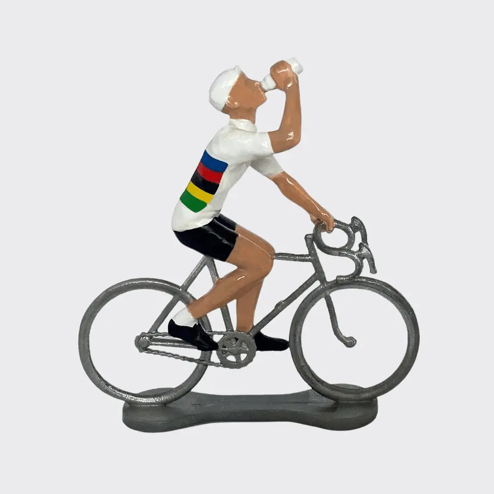 Figurine de cycliste en métal peint buvant au bidon, maillot blanc à bandes arc-en-ciel, vue de profil