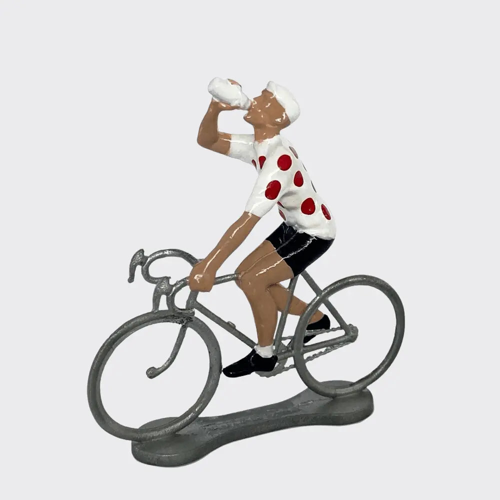 Figurine du meilleur grimpeur de trois quarts, maillot à pois rouges, cuissard noir et vélo sur socle