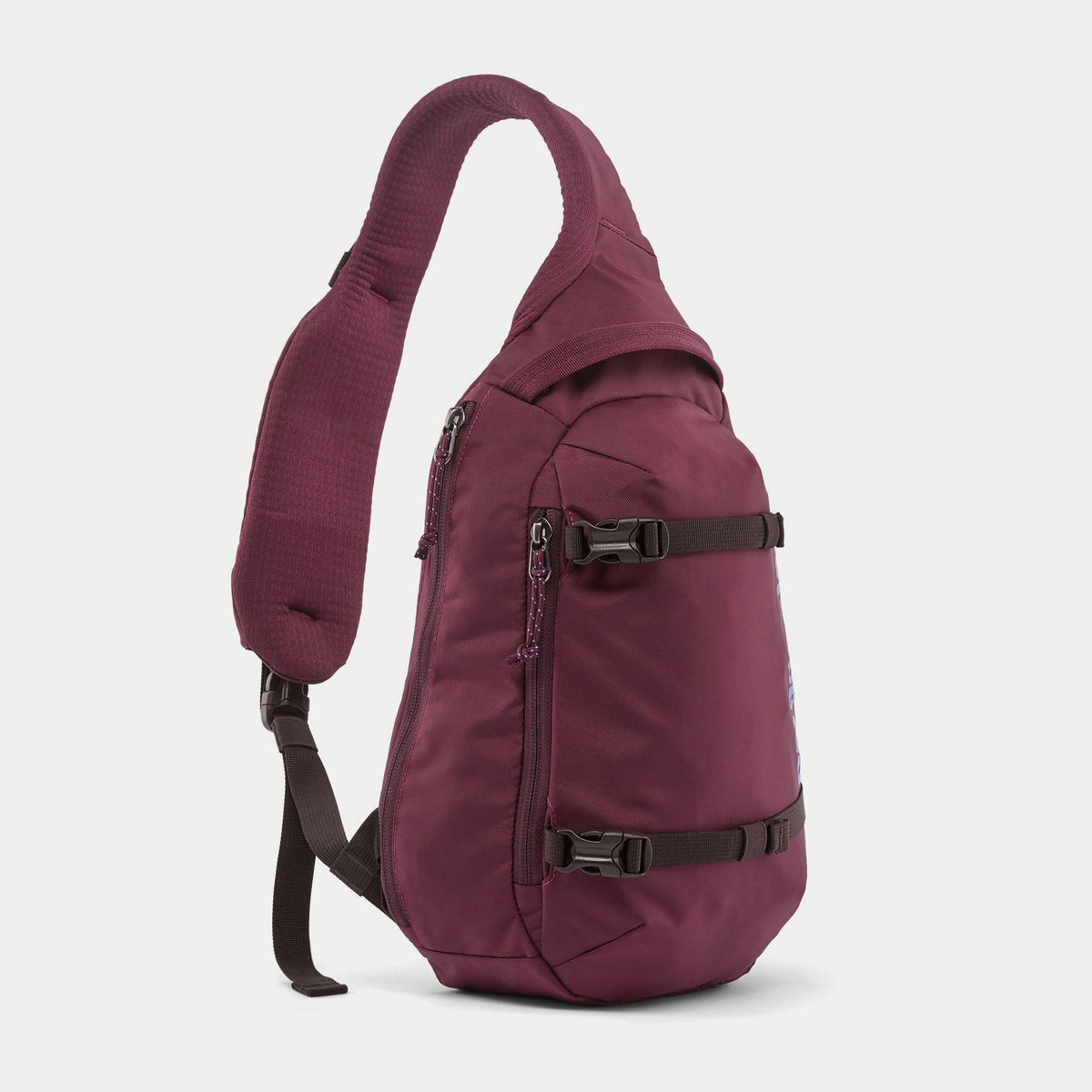 Atom Sling 8L Patagonia Berry Fig de profil, épaisseur du sac, poche zippée latérale et tirette cordon
