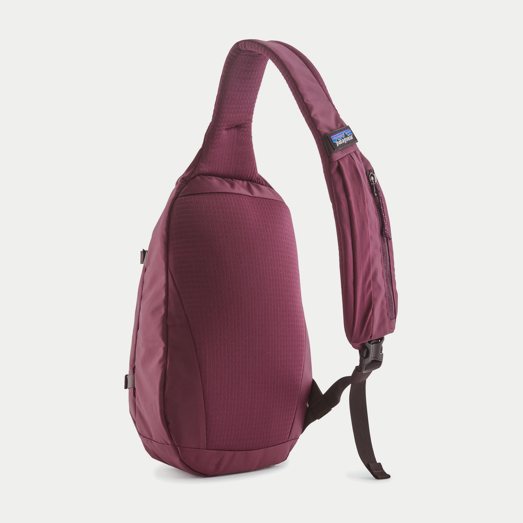 Atom Sling 8L Patagonia Berry Fig vu de dos, panneau ripstop, poche zippée sur la bretelle et boucle de réglage